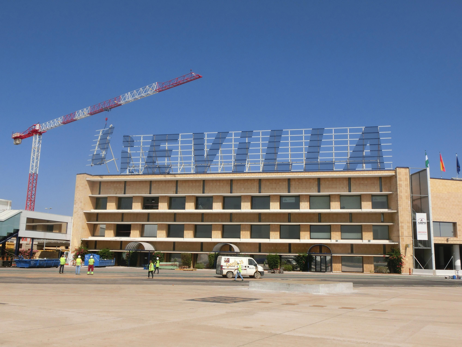 Imagen de archivo de la retirada del cartel de Sevilla antes de iniciar las obras en el edificio terminal.