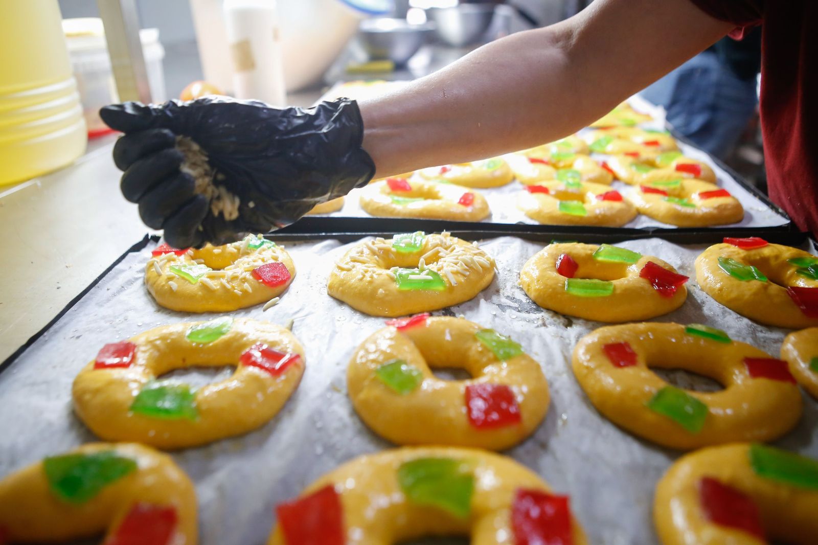 Fotos de la elaboración artesana del roscón de Reyes en la pastelería La Tarifeña