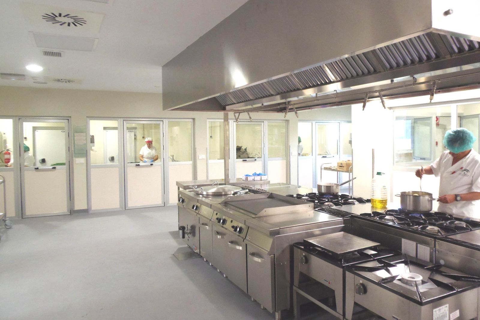 Actividad en el interior de la cocina del nuevo hospital de la Serranía.