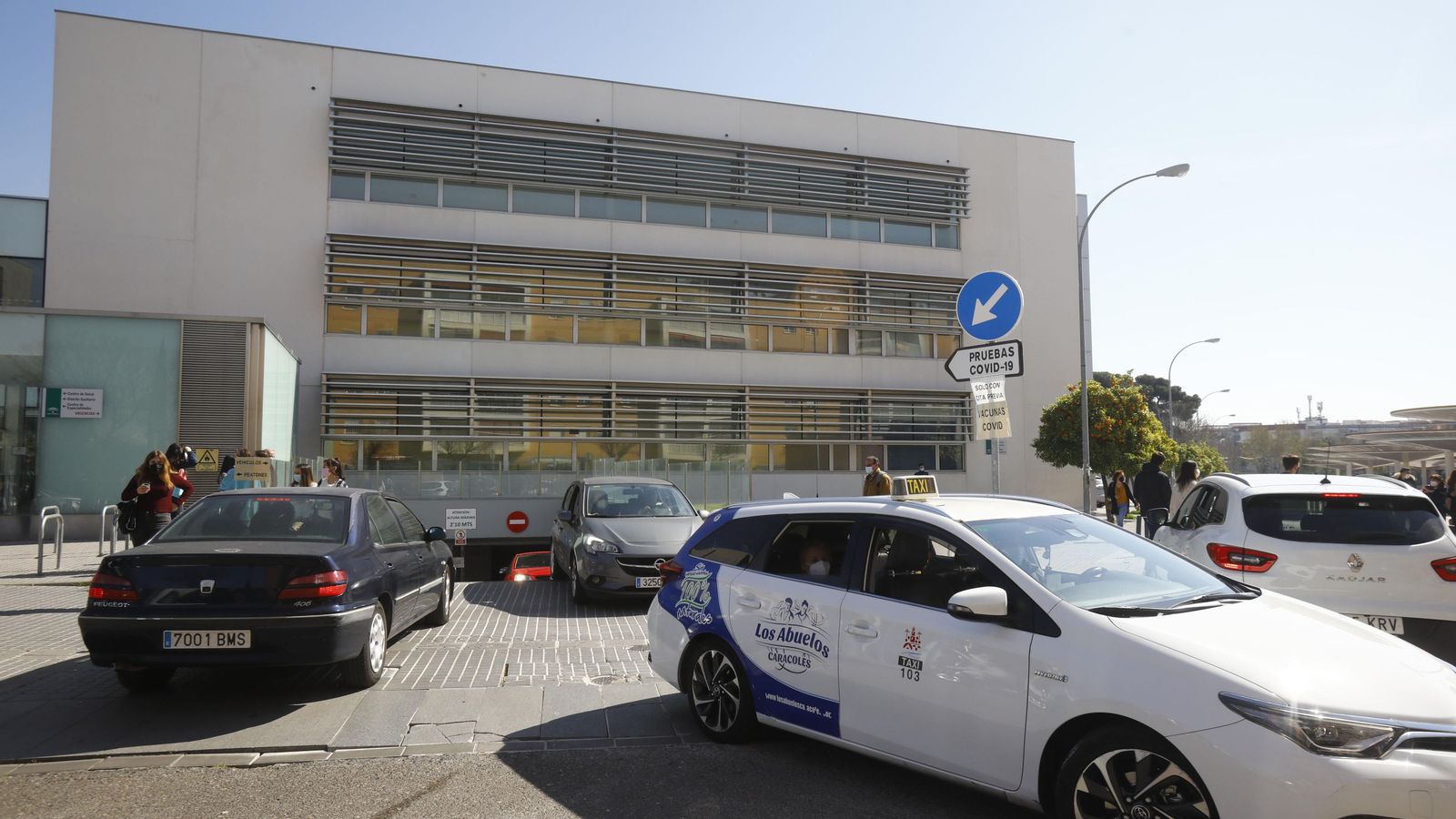 Un taxi sale del aparcamiento del centro de especialidades Castilla del Pino.