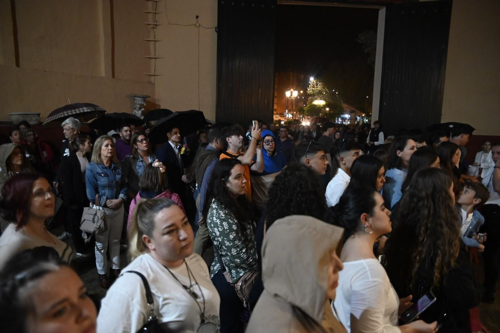 Devoción por los titulares del Rescatado en este Domingo de Ramos en Córdoba, en imágenes