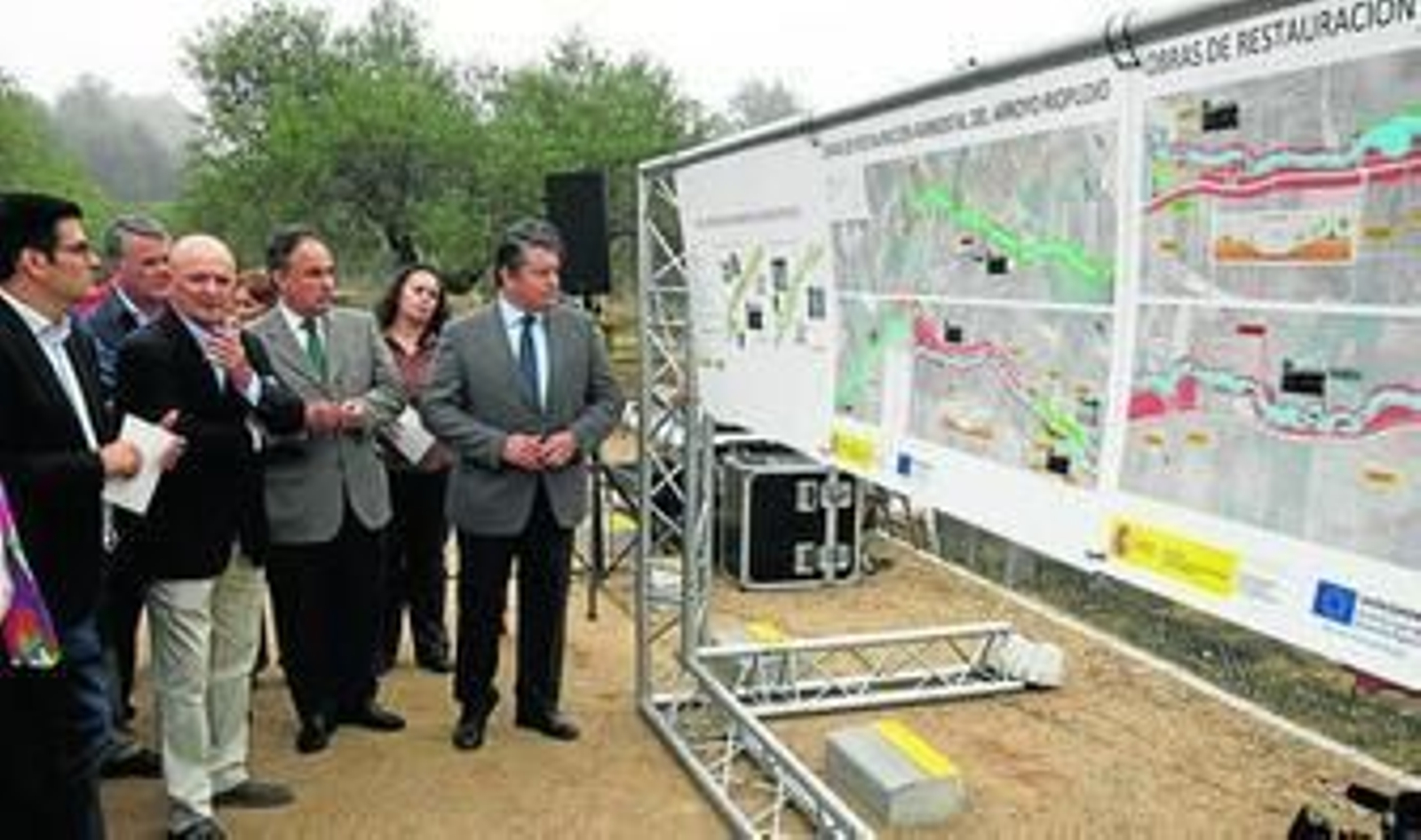 Antonio Sanz, delegado del Gobierno en Andalucía, y el presidente de la CHG, Manuel Romero, ayer durante el acto.
