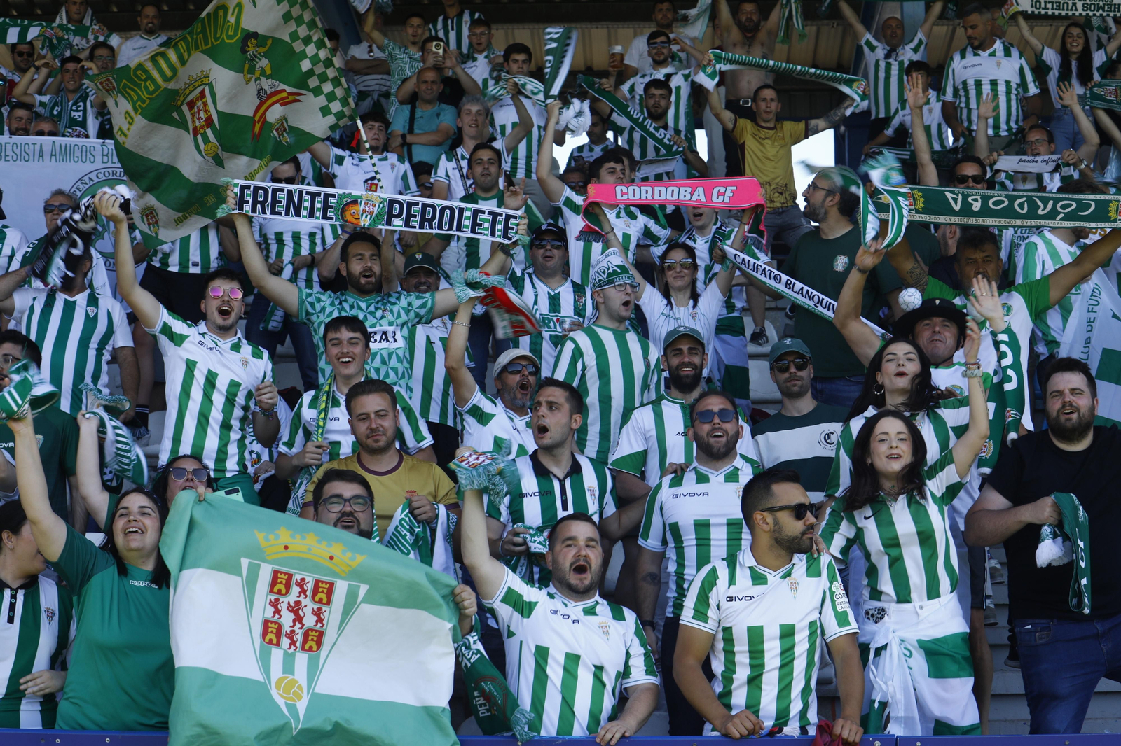 Las mejores fotos de la afición del Córdoba CF en el partido ante la Ponferradina en El Toralín Las mejores fotos de la afición del Córdoba CF en el partido ante la Ponferradina en El Toralín