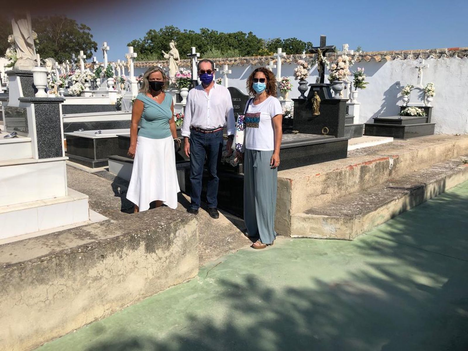 Isabel Albás, Antonio Álvarez y Guadalupe Morcillo en el cementerio de Santa Cruz