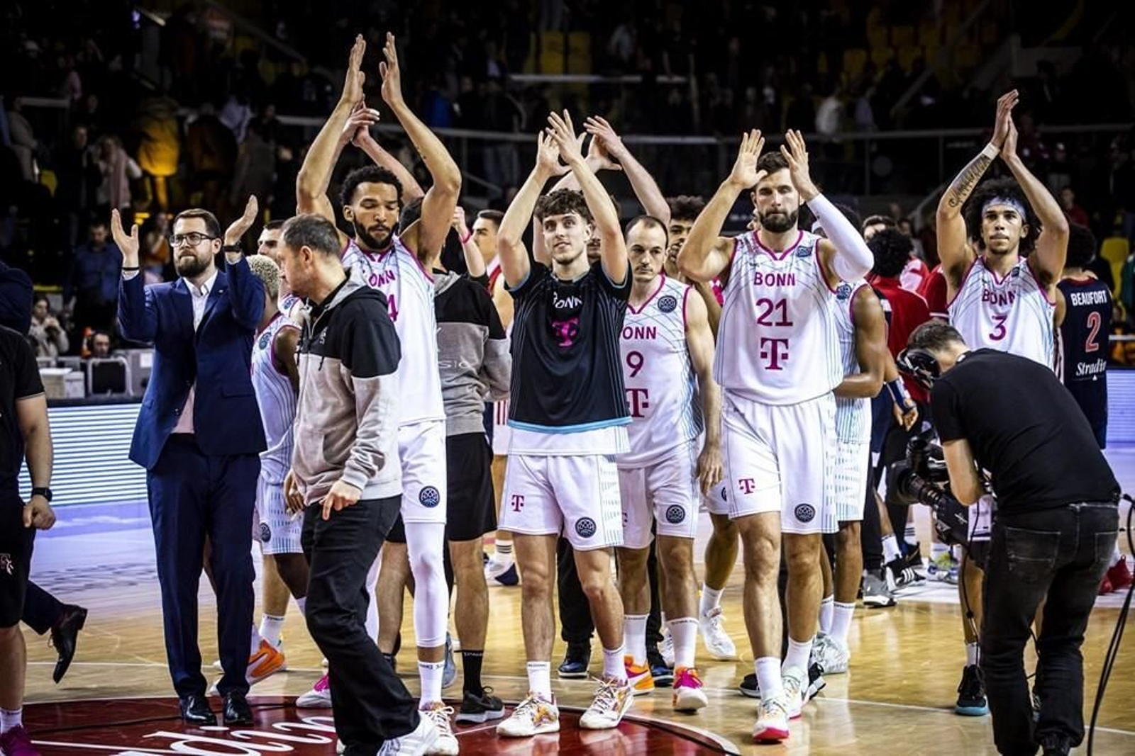 La plantilla del Bonn celebra una victoria