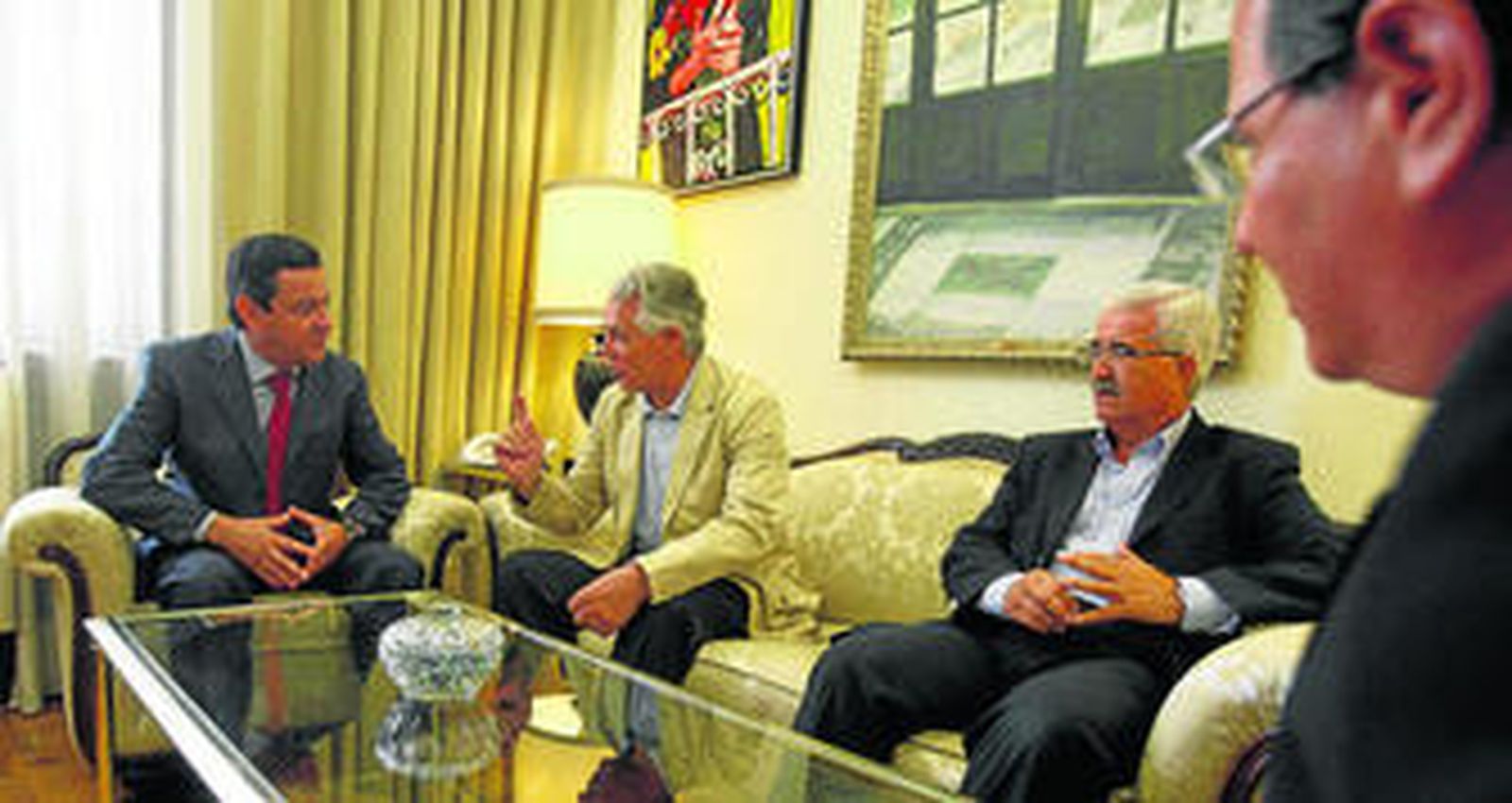 Loaiza (izquierda), presidente de Diputación, charla con Menacho, consejero de Gobernación, y con Jiménez Barrios, delegado del Gobierno andaluz.