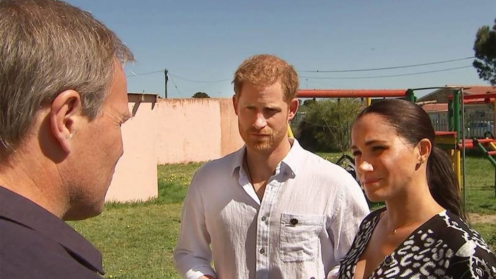 Enrique y Meghan, con el periodista Tom Bradby, durante su gira por África.