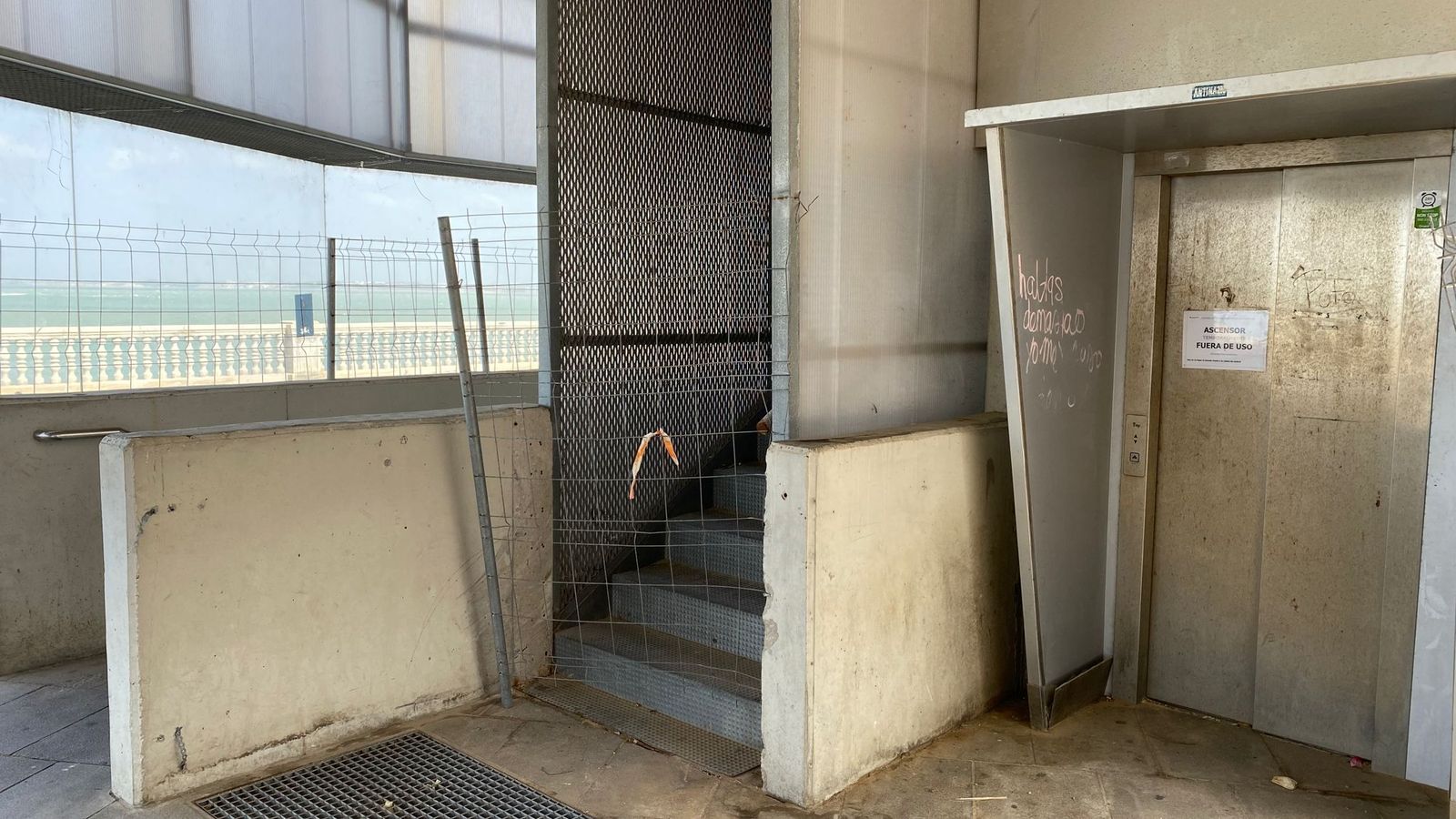 Uno de los accesos al aparcamiento en muy mal estado.