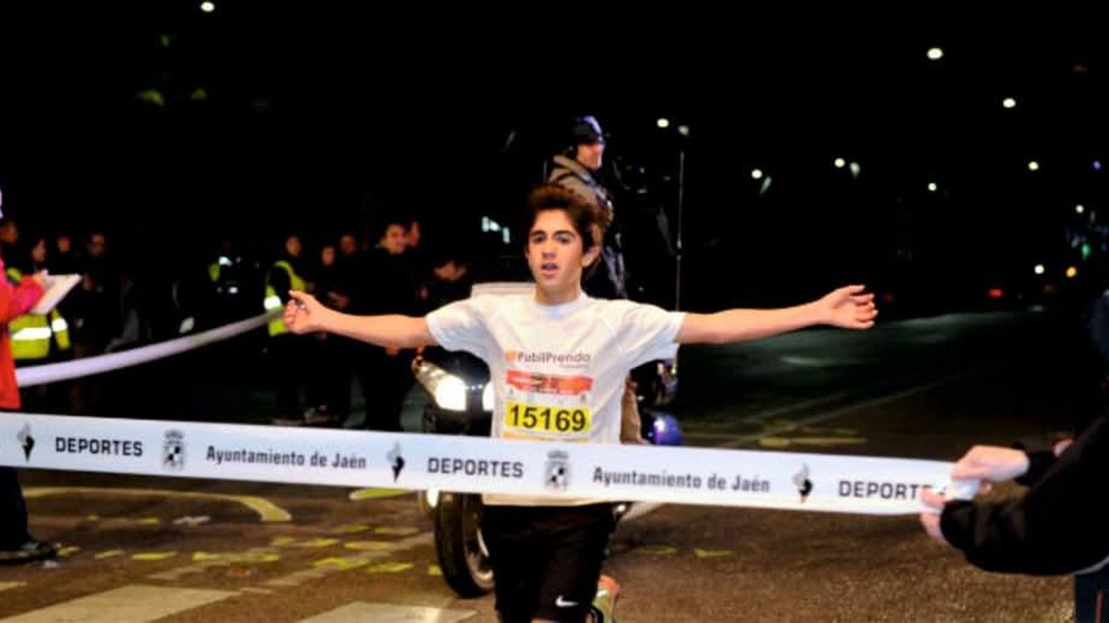 Curro Burgos entra en meta como campeón infantil de la San Antón 2018.