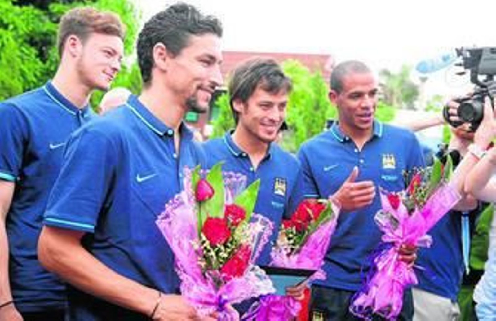 Jesús Navas, Silva y Fernando, durante una visita del City a Vietnam.