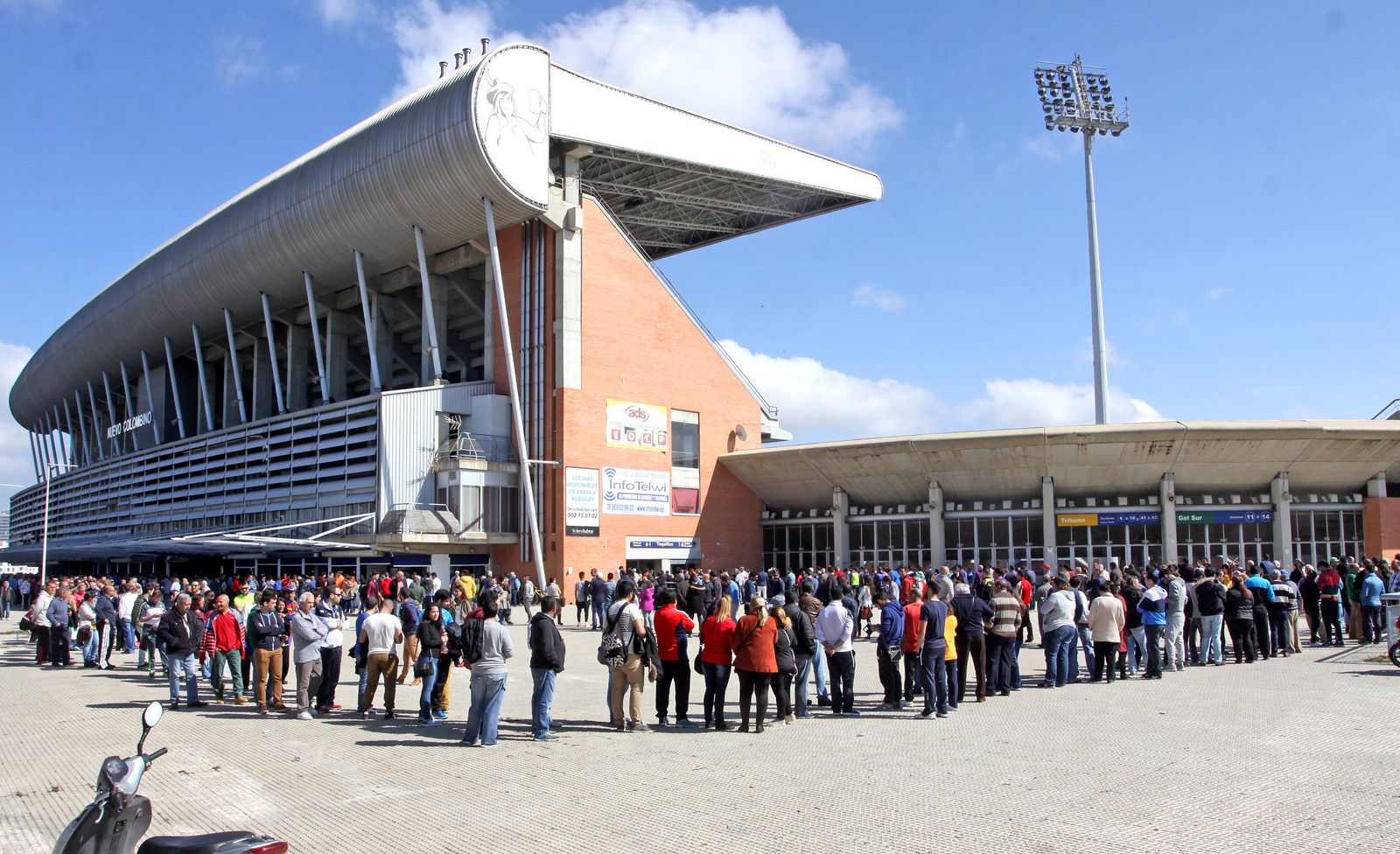 Espectacular cola en las taquillas del estadio, el 30 de febrero del año pasado.