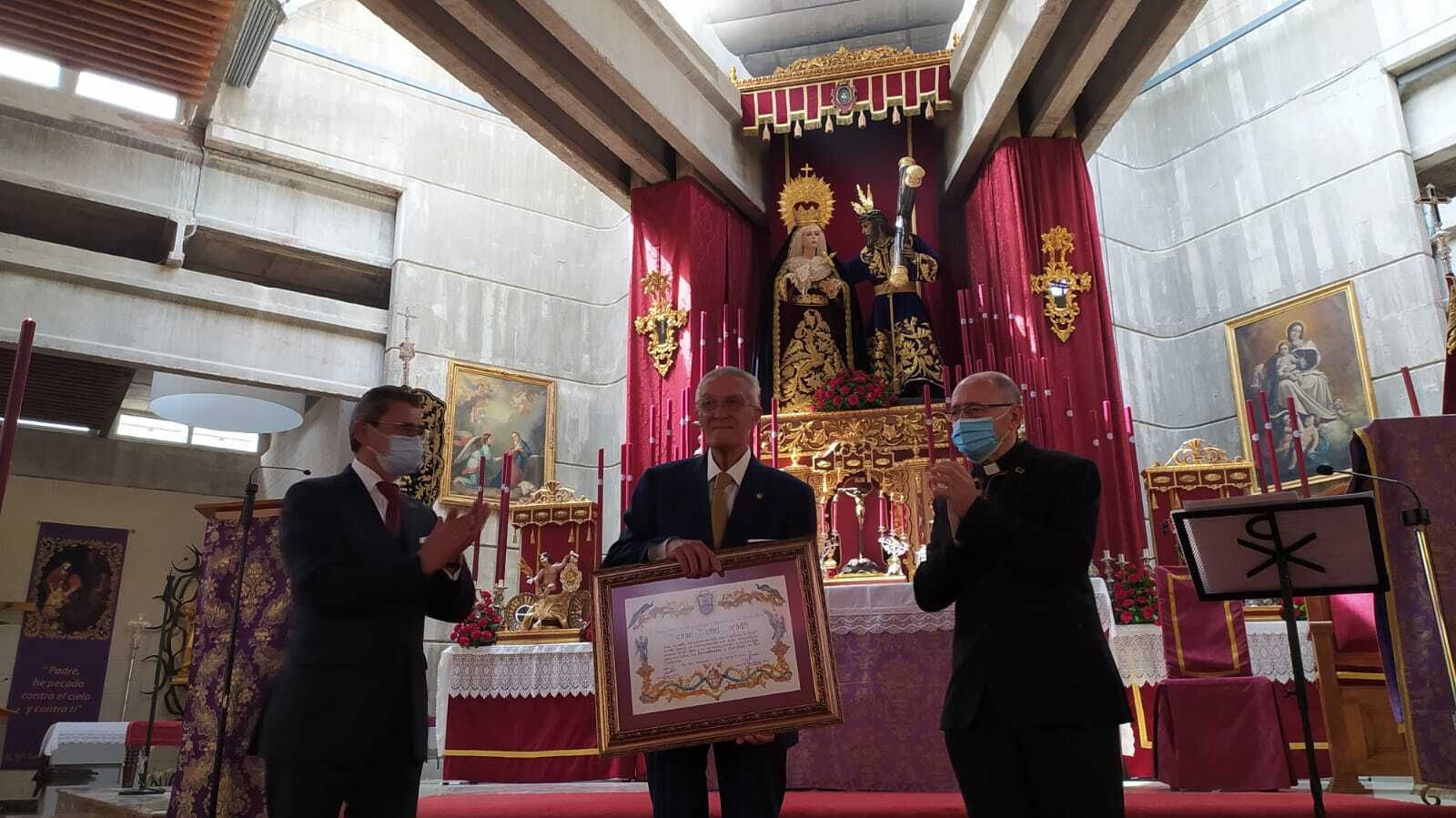 Manuel Muñoz Jordán, al recibir el título de Presidente de Honor del Consejo de Hermandades de San Fernando.