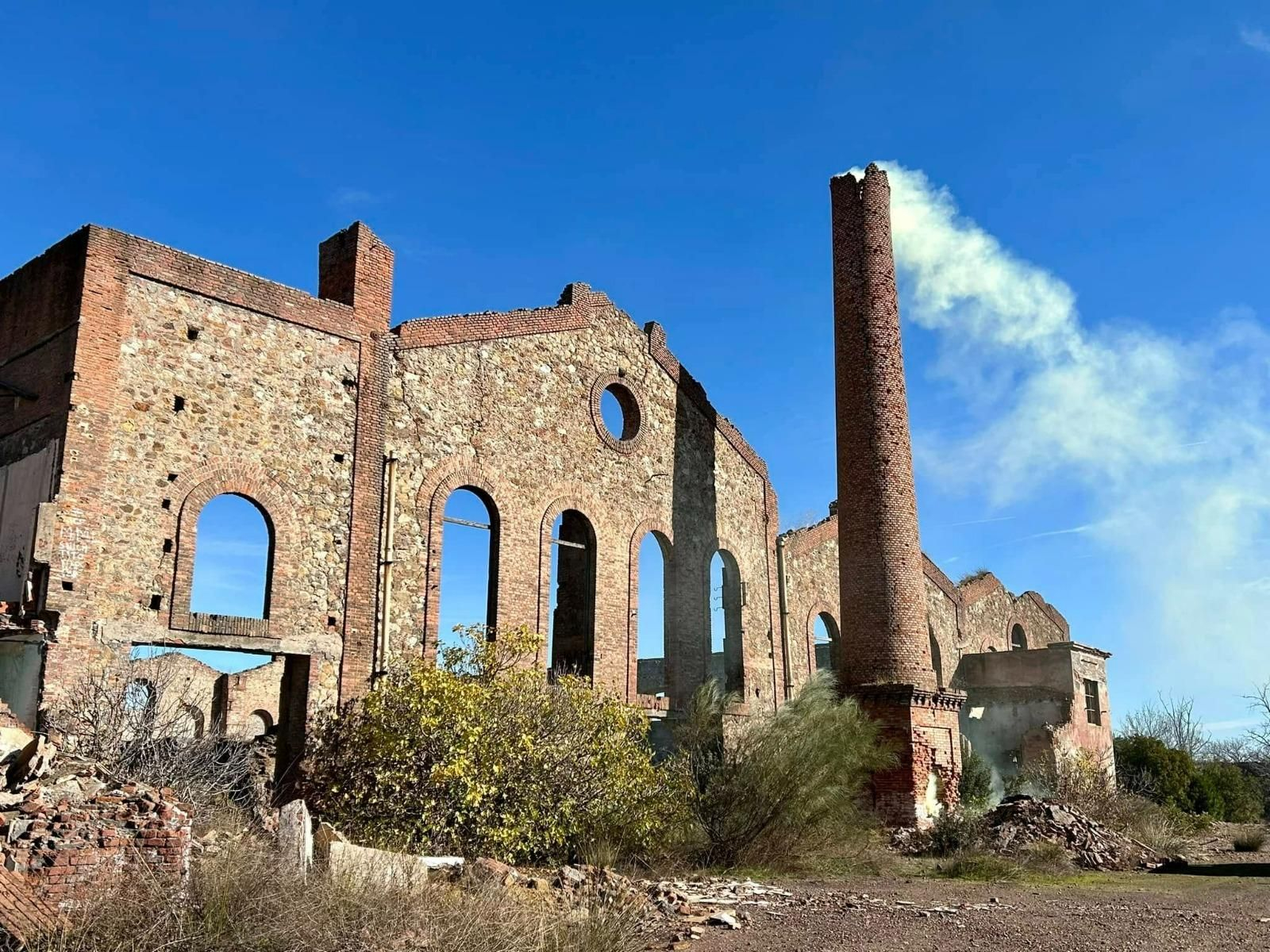 Las imágenes del Día del Cerco en Peñarroya: las chimeneas llenan el cielo de humo de colores