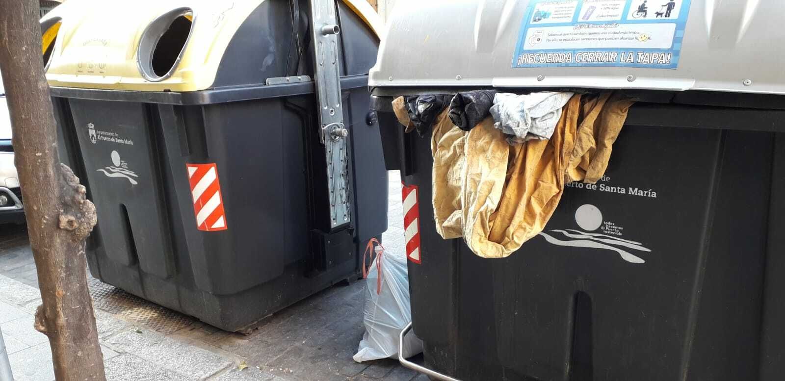 Imagen de un contenedor en la calle Larga, a primera hora de la tarde.