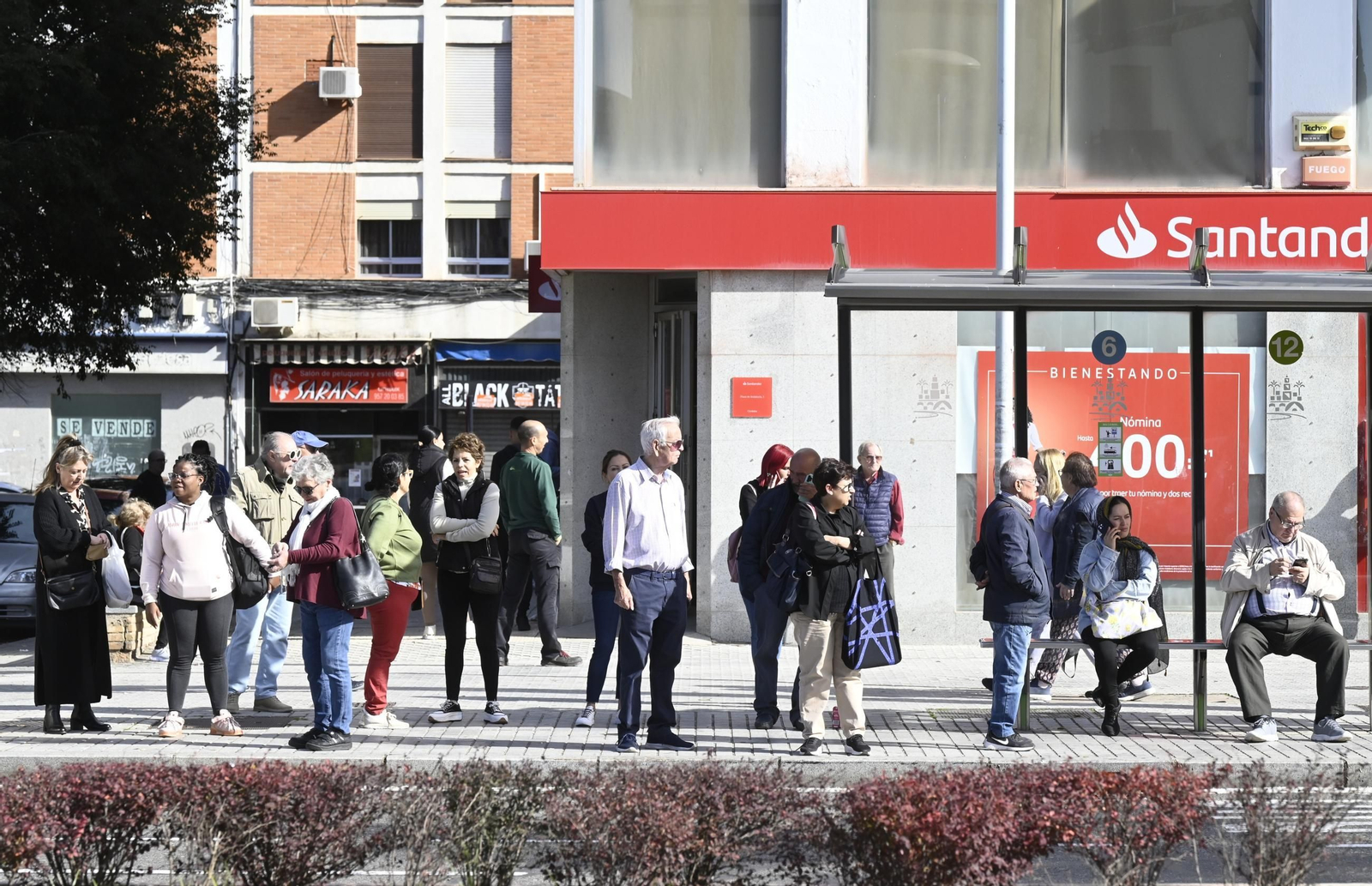 Numerosas personas en la parada de Aucorsa de la avenida de Granada
