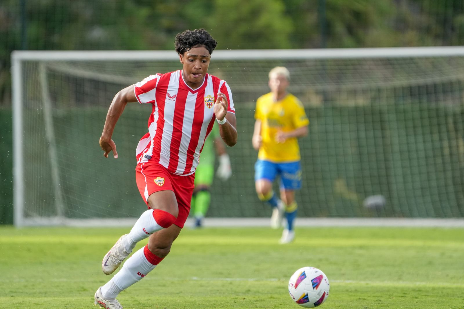Carlos Rojas conduce el balón durante el amistoso de pretemporada contra Las Palmas.