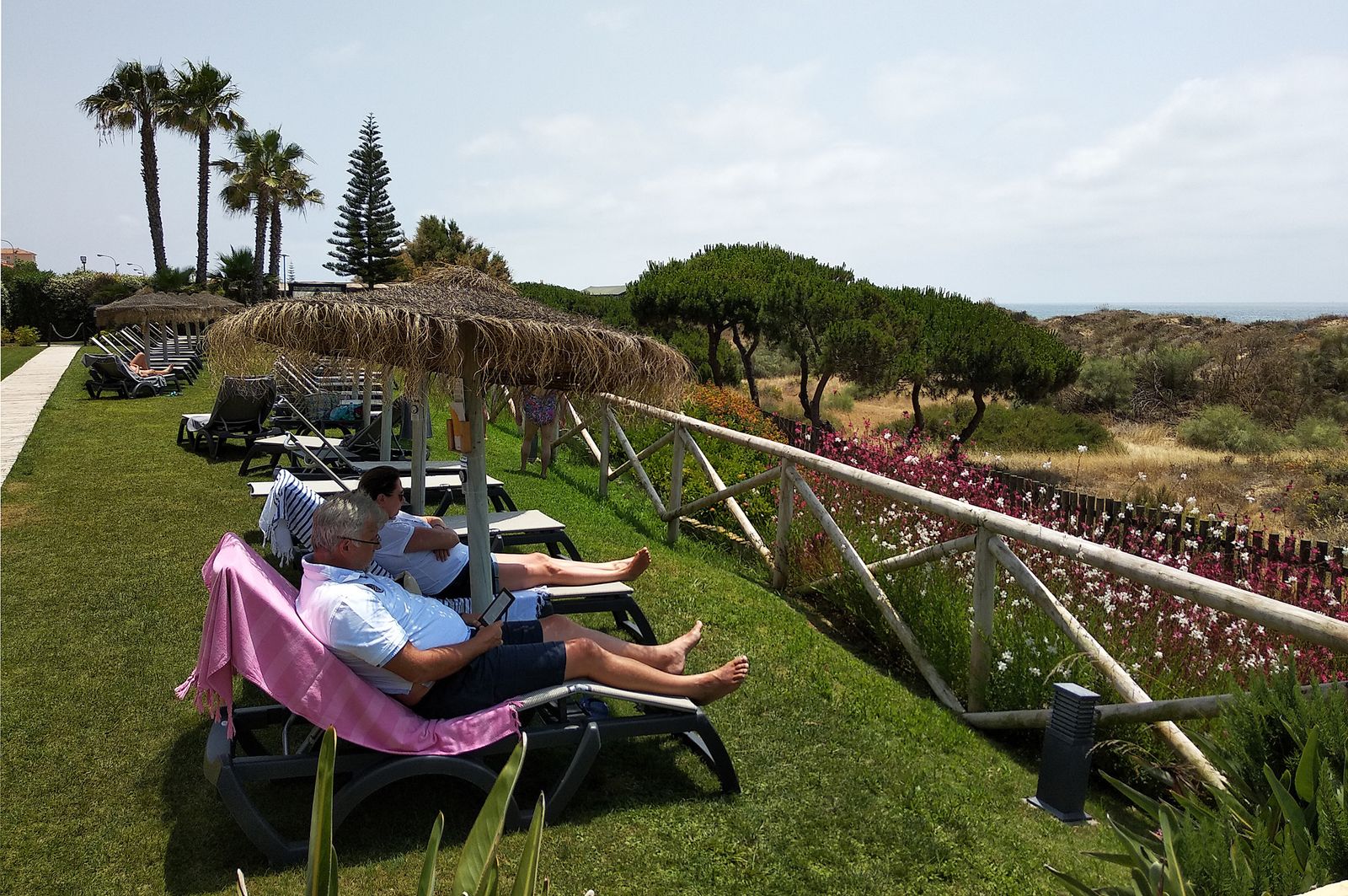 Imagen de archivo. Unos turistas descansan en un hotel del litoral onubense.
