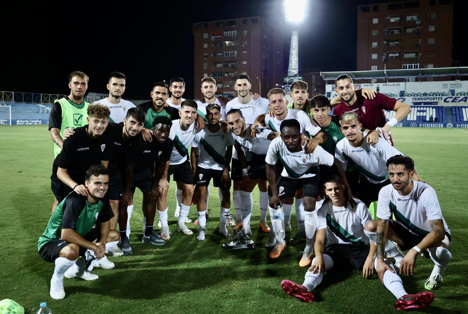 El Córdoba CF con el trofeo Ciudad de Linares.