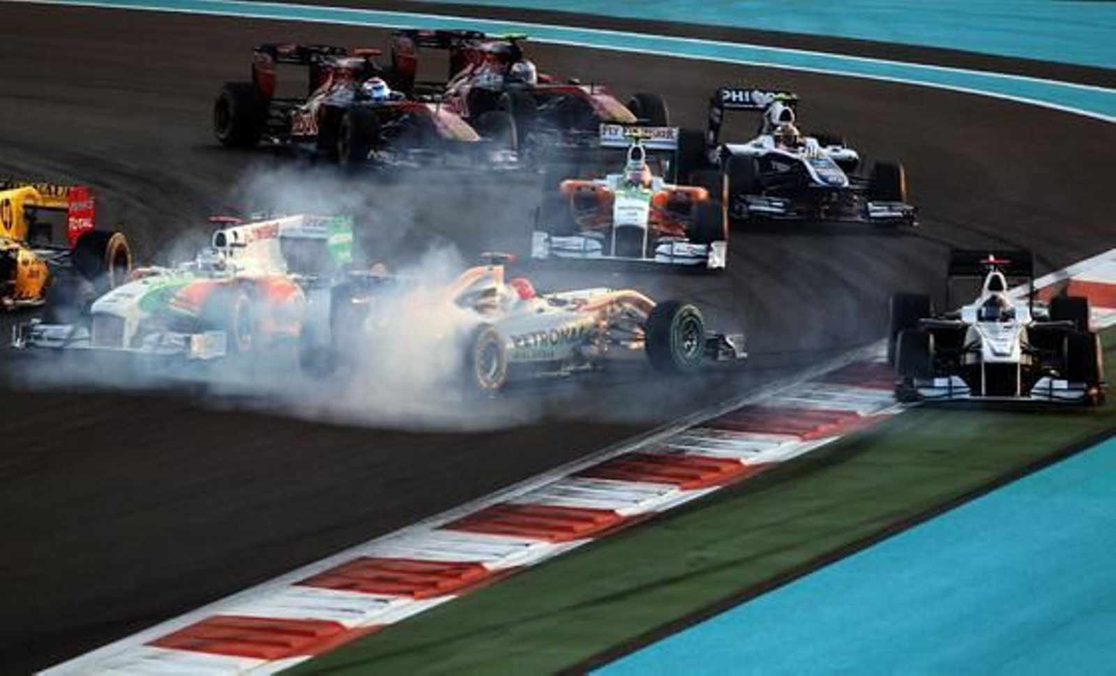 Los pilotos intentan esquivar a Michael Schumacher, que dio un trompo en el Gran Premio de Abu Dhabi.

Foto: AFP Photo