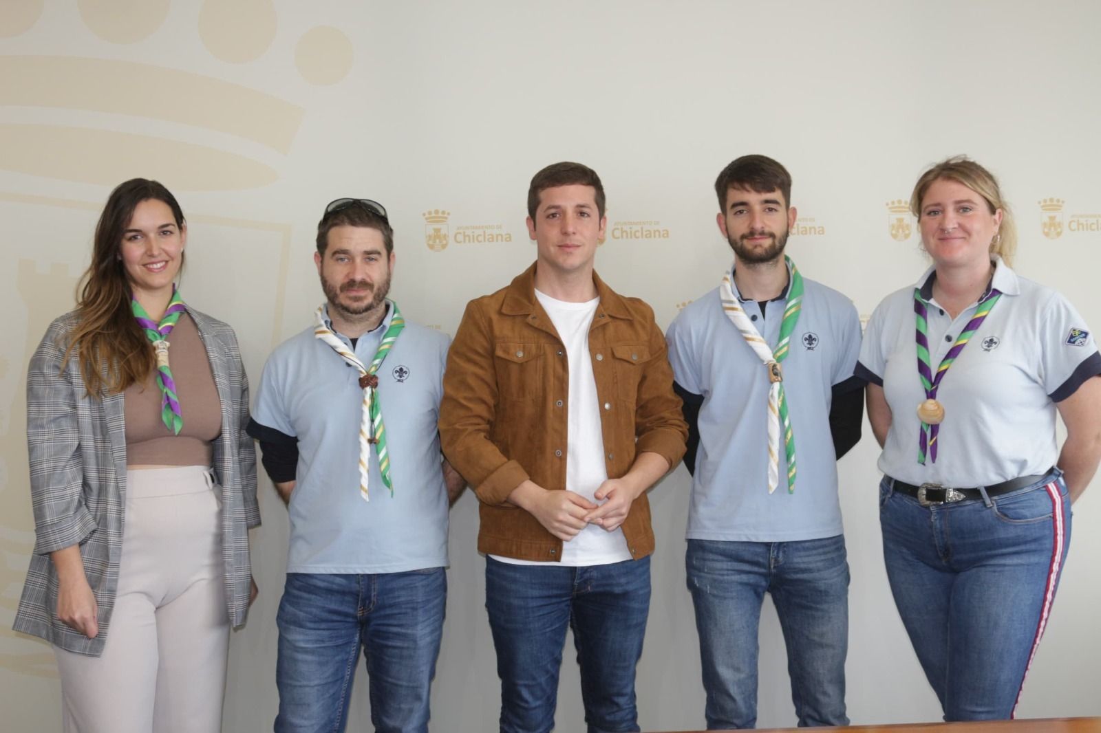 José Alberto Cruz, junto a los scouts que participaron en esta rueda de prensa.