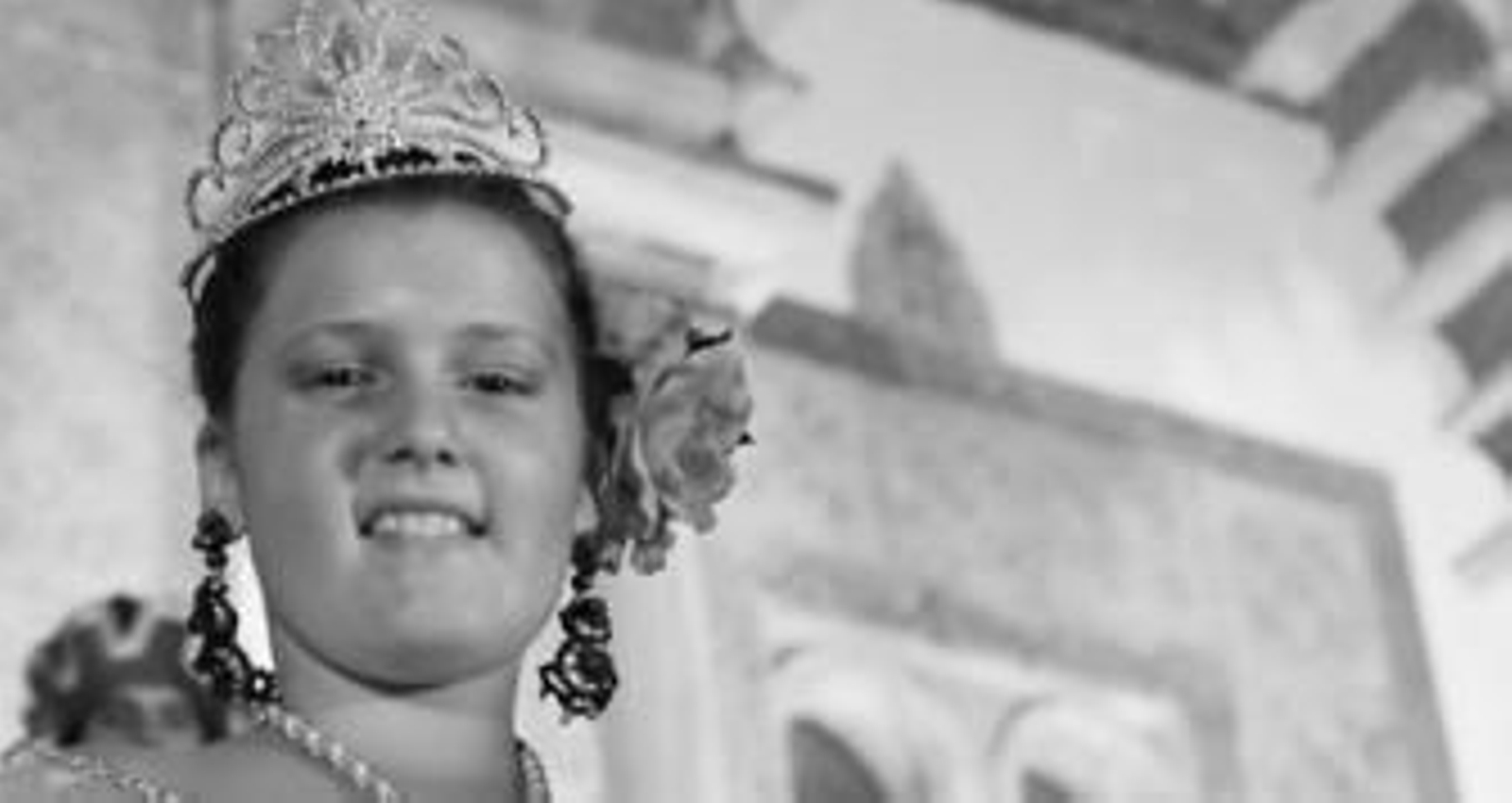 La pequeña reina infantil Beatriz López, en la Coronación.