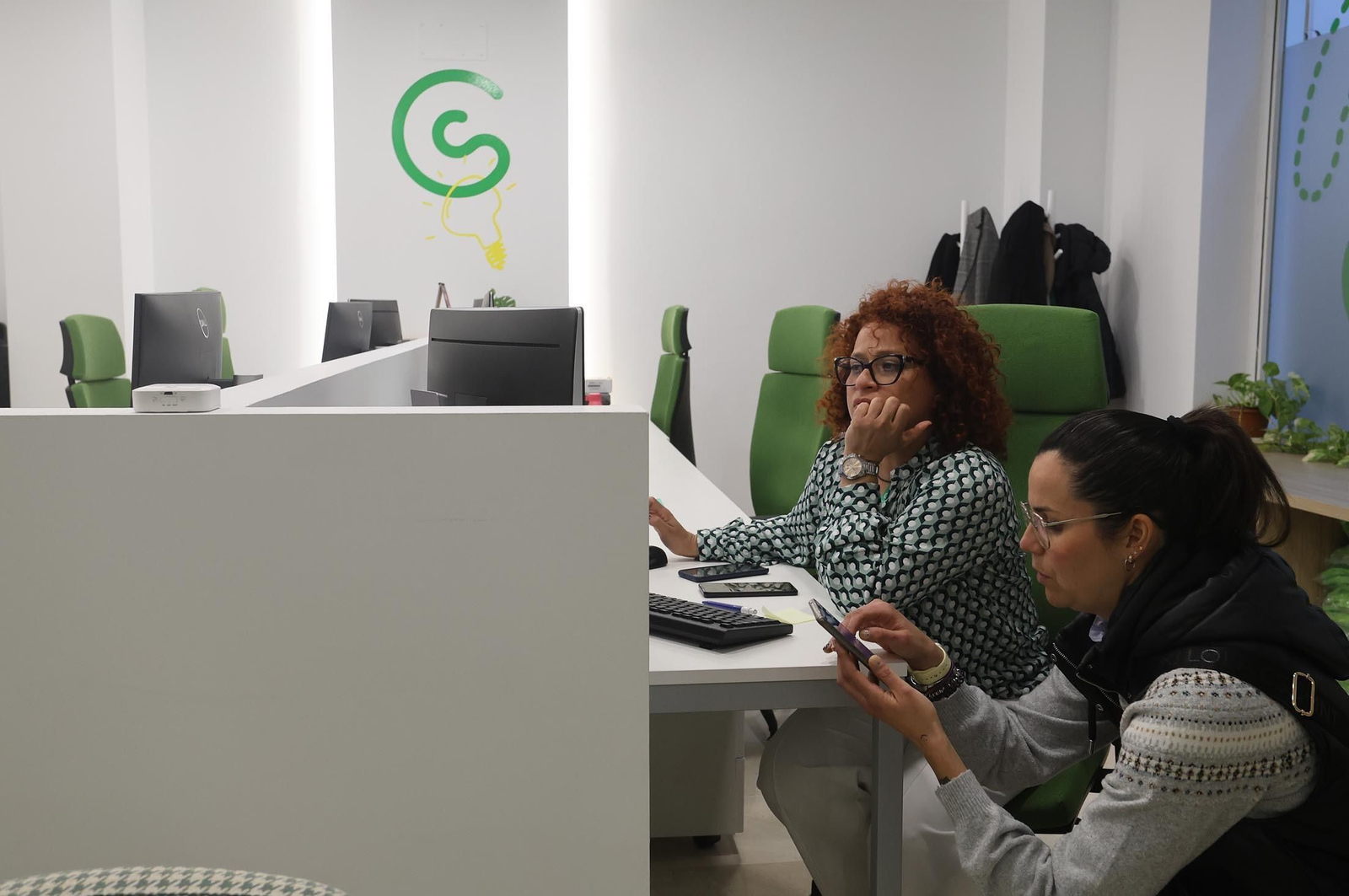Imágenes de la inauguración de la nueva sede de la "Asociación Española Contra el Cáncer" en Huelva