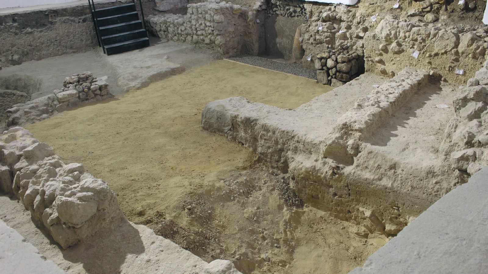Estructuras murarias en el interior del espacio expositivo.