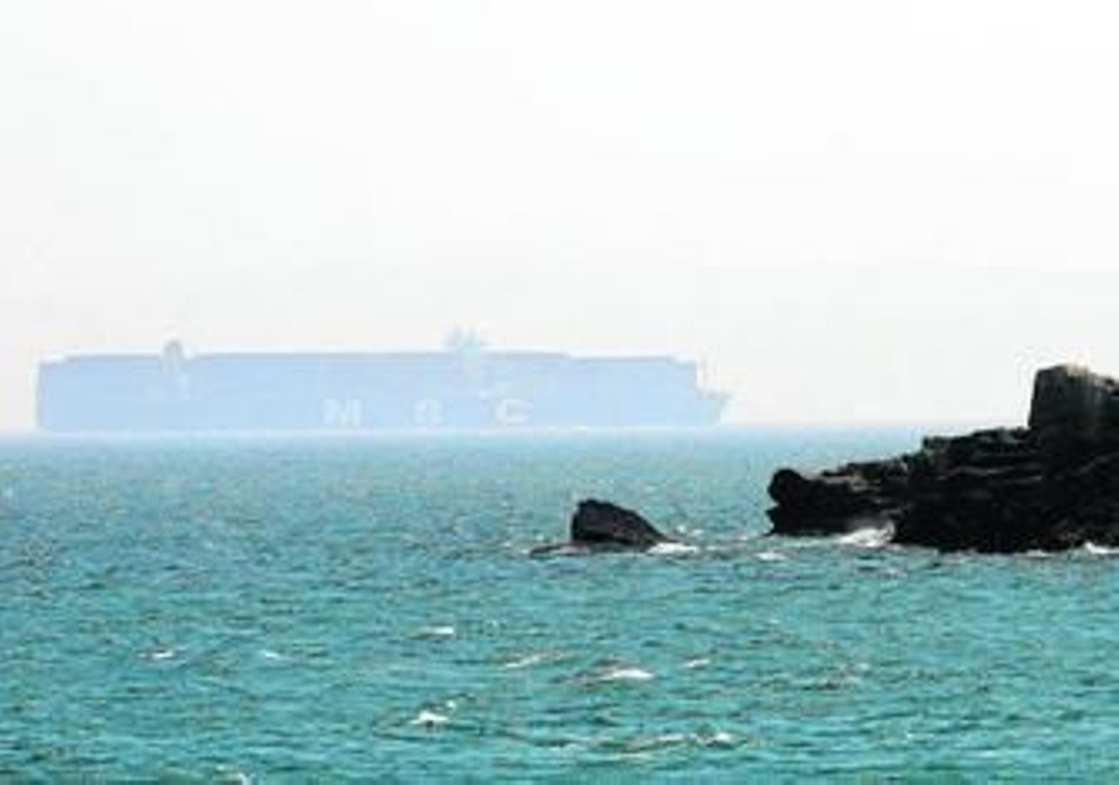 Un portacontenedores cruza el Estrecho de Gibraltar, en una imagen de archivo.