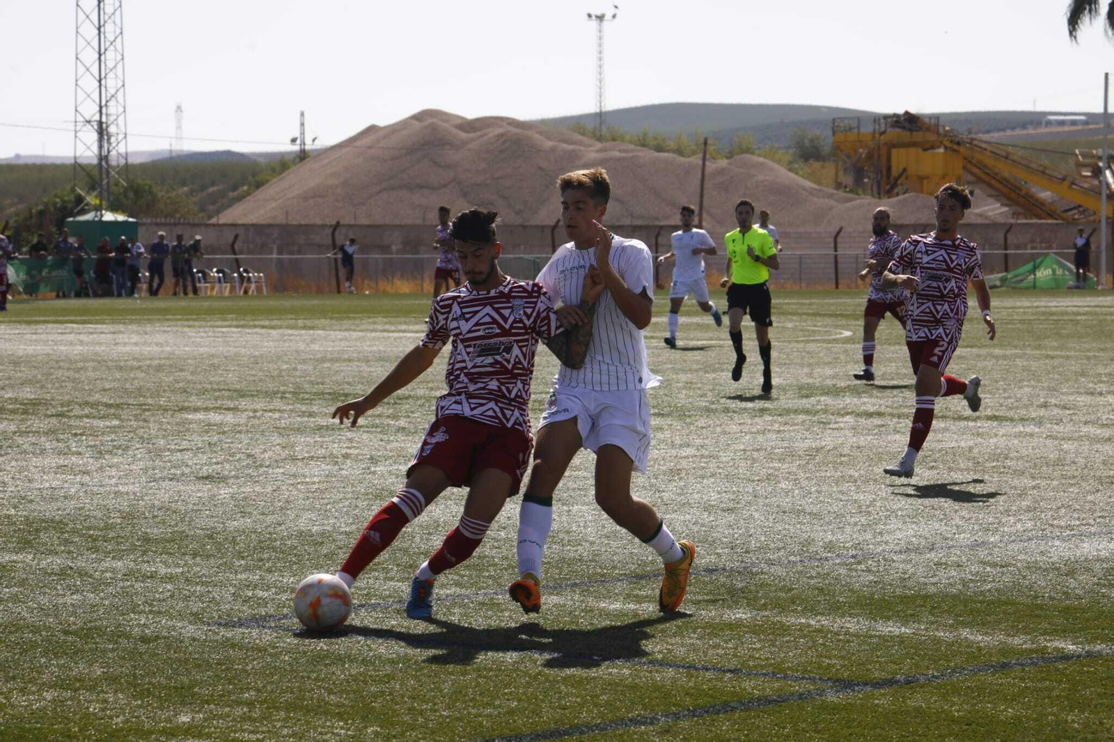 Rubén Sánchez se dispone a golpear el balón.
