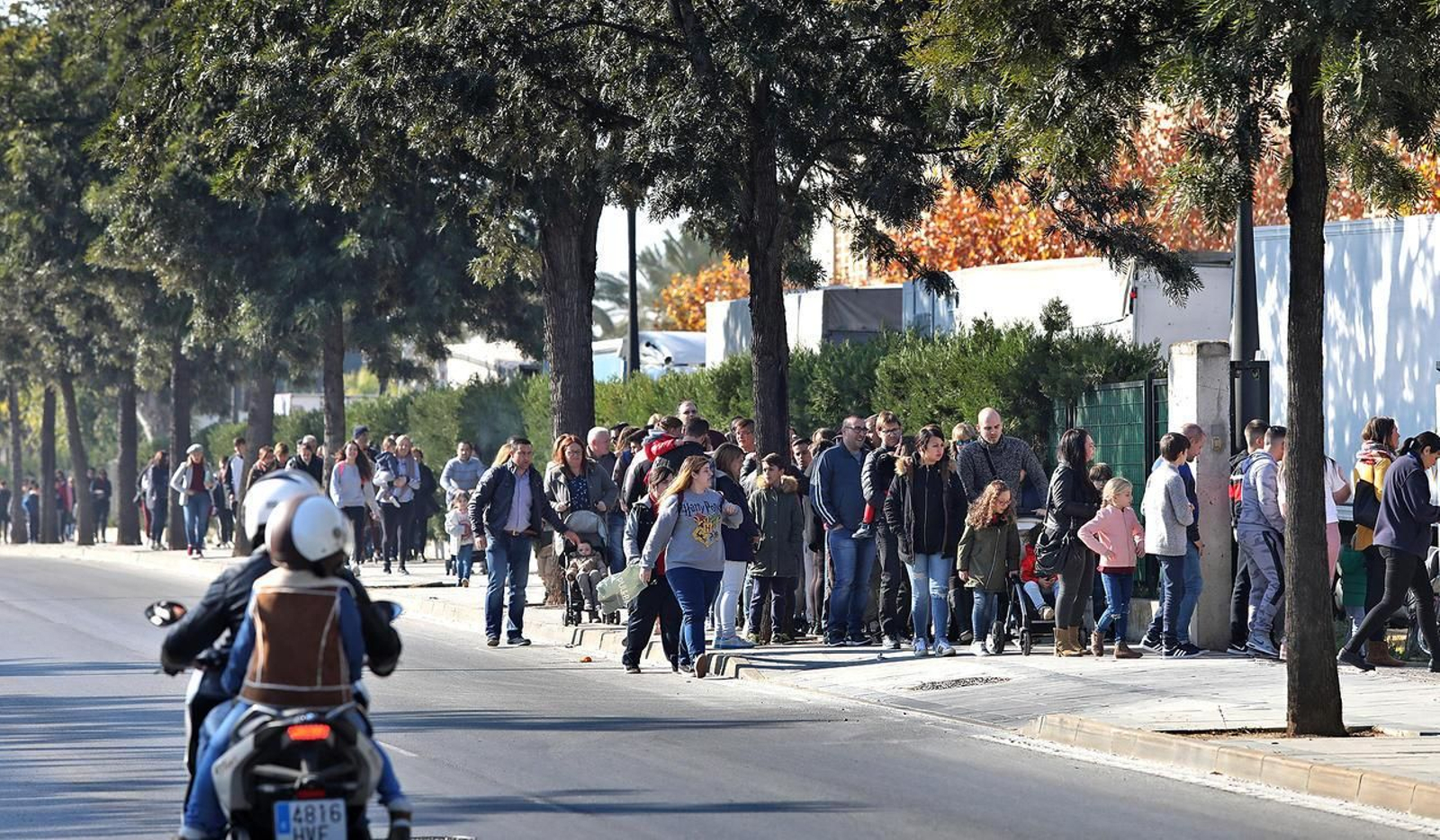 Colas en una de las entradas a Juvelandia, ayer al mediodía.
