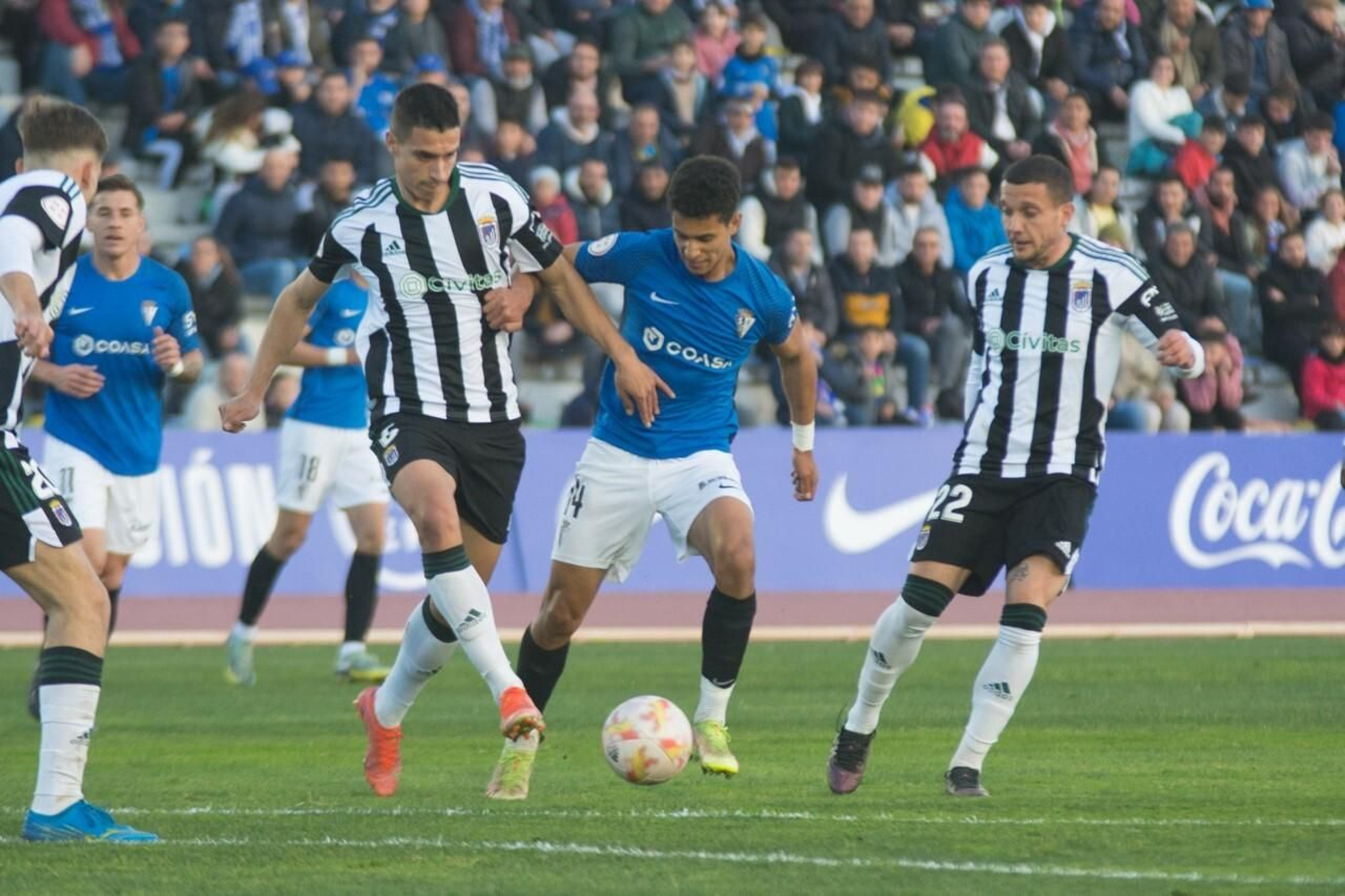 Ilyas Chaira, que se marcó el mejor partido desde que viste la camiseta azulina, presiona a un contrario.