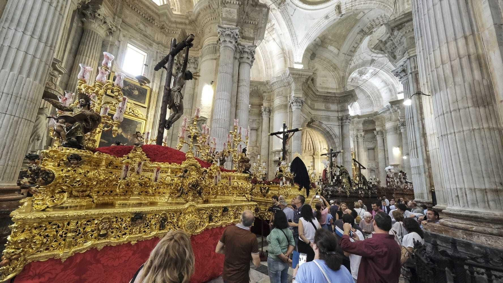 Magna Cádiz 2022: Lleno en la Catedral de Cádiz para ver los 17 pasos