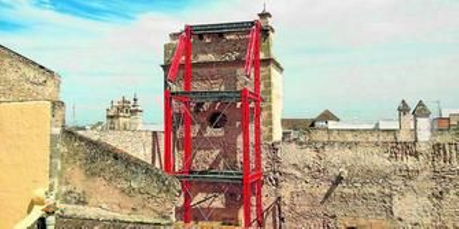 La torre vigía de la casa palacio Marqués Arco Hermoso, que ha sido objeto de una consolidación mediante un andamiaje a la medida.