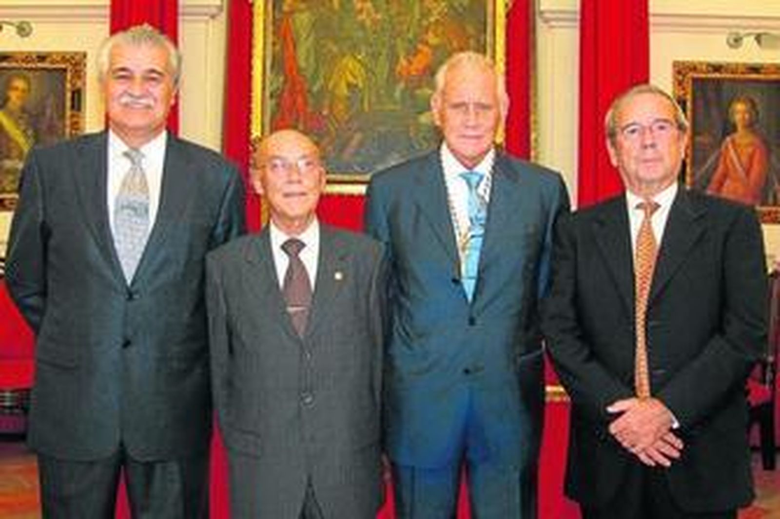 Rogelio Garrido y Enrique Vaz, nuevos académicos correspondientes; el presidente de la Real Academia de Medicina de Sevilla, Hugo Galera Davidson y Román Alberca, tercer nuevo  académico de Medicina de Sevilla.