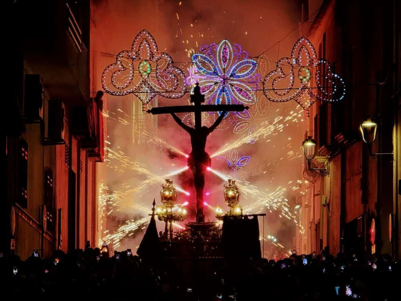 Momento de la procesión del Cristo del la Luz la pasada noche del domingo.