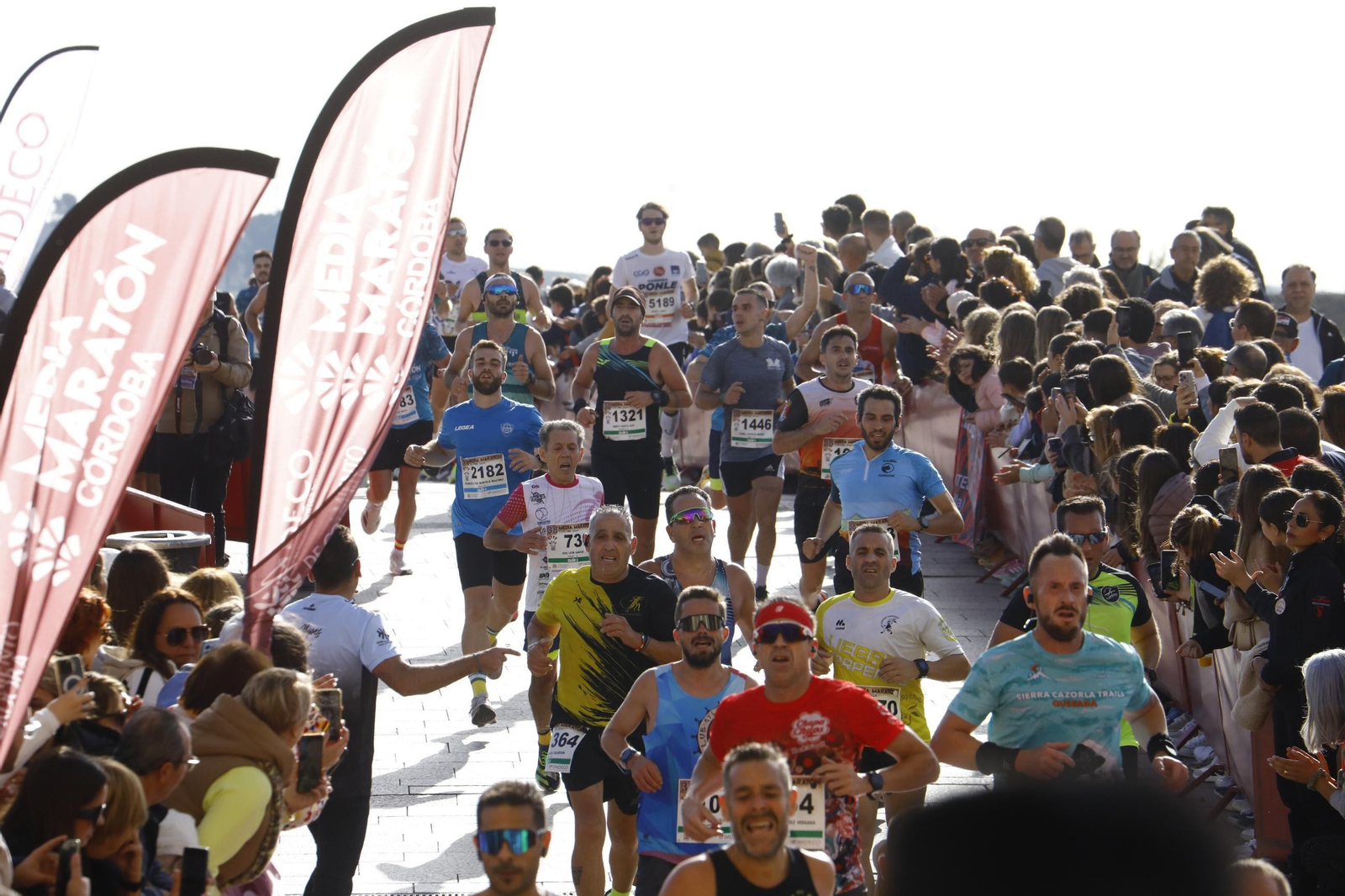La gloria de cruzar la Puerta del Puente: las fotos de la línea de meta de la Media Maratón de Córdoba 2024