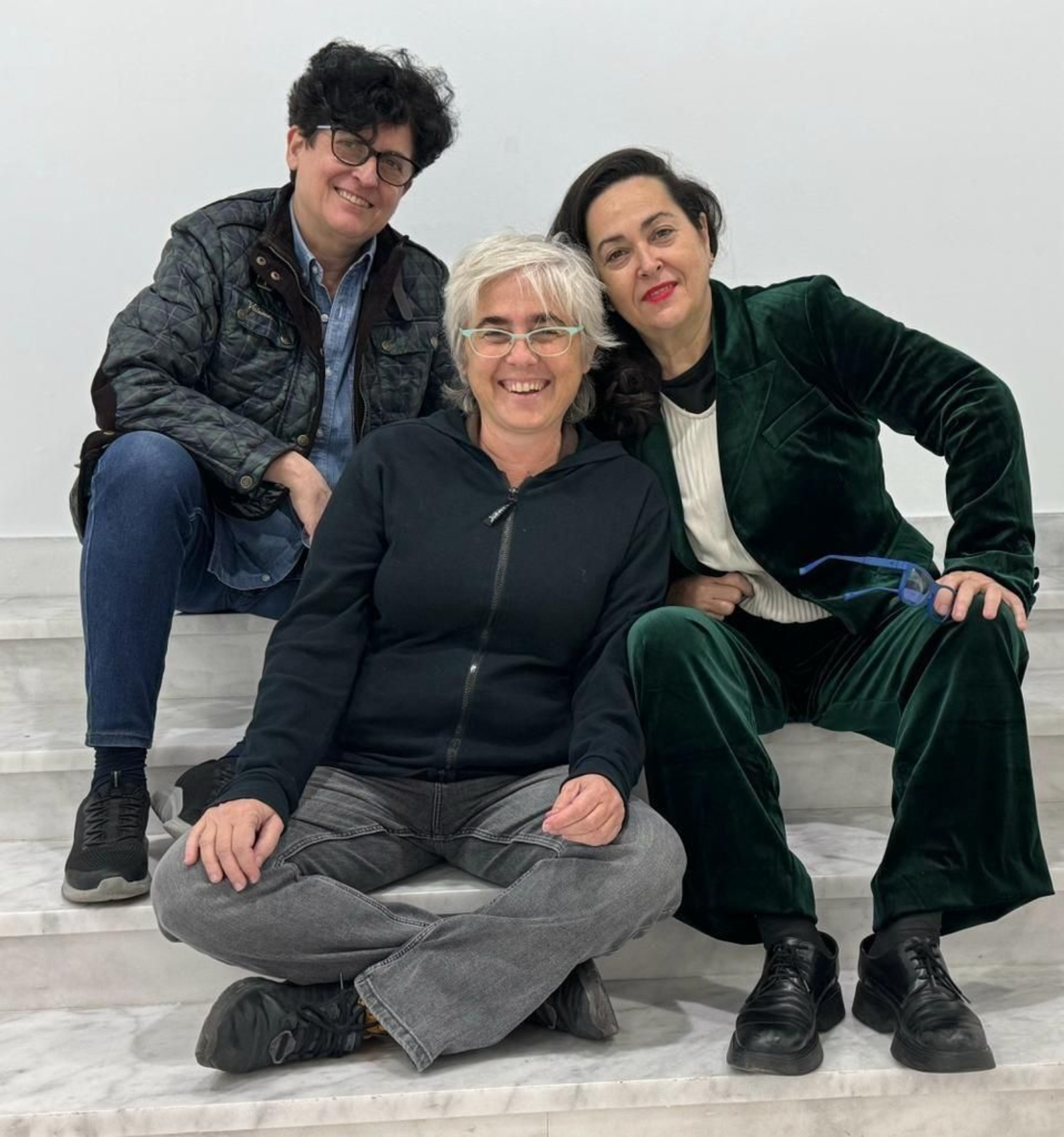 Las tres autoras de la exposición. Las tres autoras de la exposición.