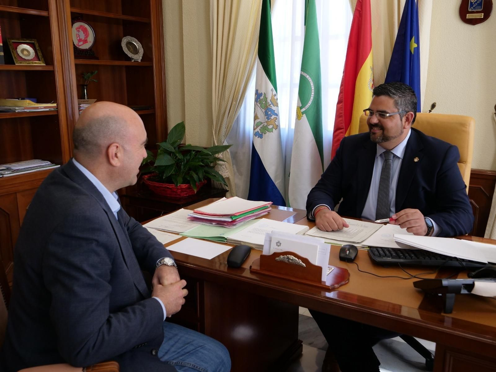 El alcalde de Mijas, Josele González (der.) y el edil de Servicios Sociales, Hipólito Zapico.