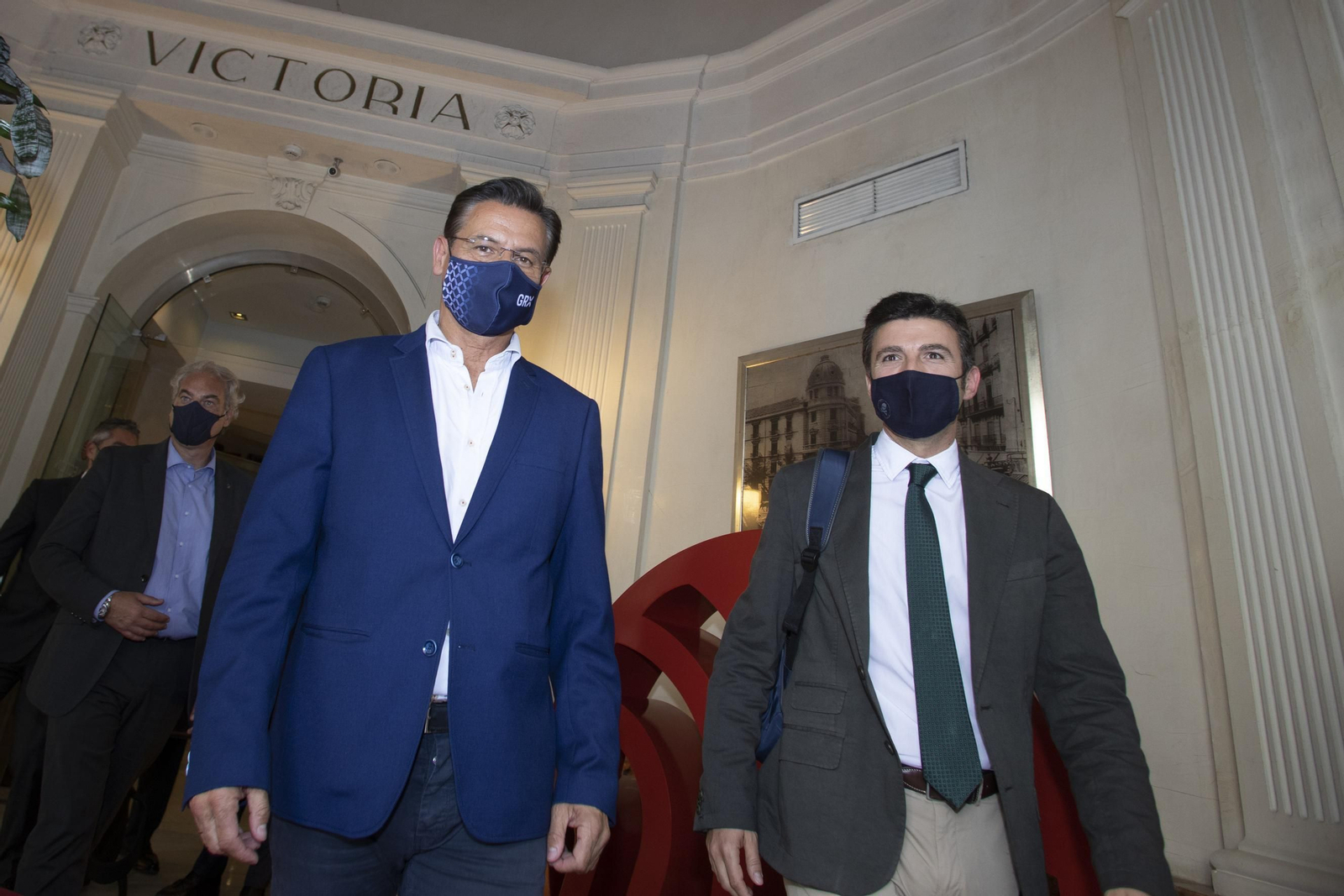 Luis Salvador, junto a Jorge Saavedra, a la salida de su reunión con el PP