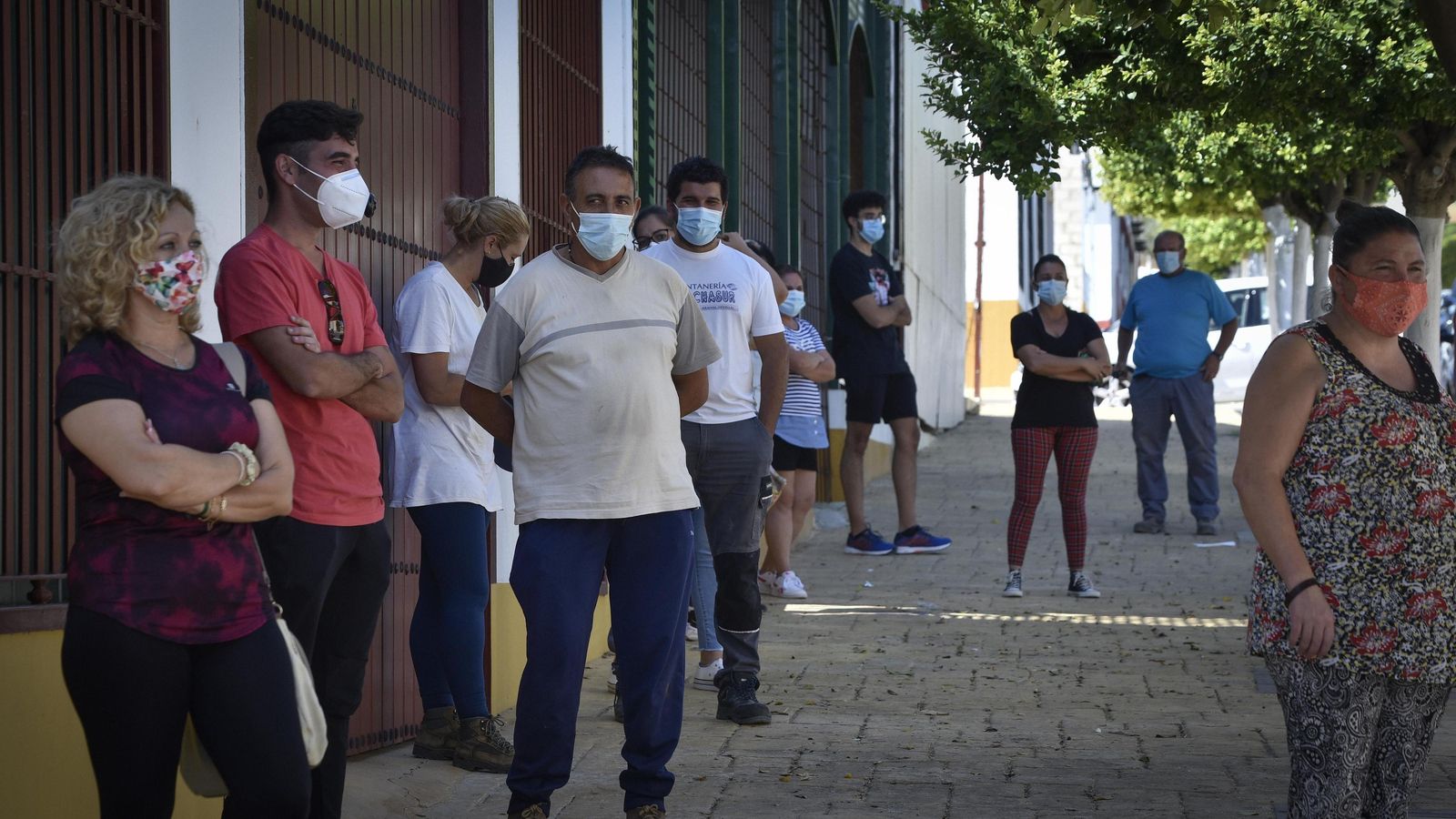 Personas hacen cola para hacerse las pruebas del Covid-19