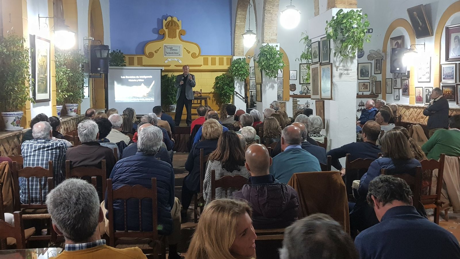 Numeroso público asistió a la sede de la tertulia Tomás El Nitri, donde se celebró la charla.