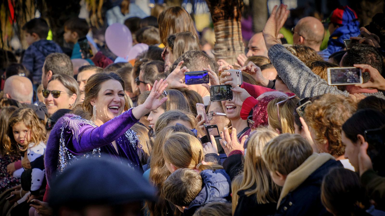 Los Reyes Magos saludan desde el balcón del Ayuntamiento