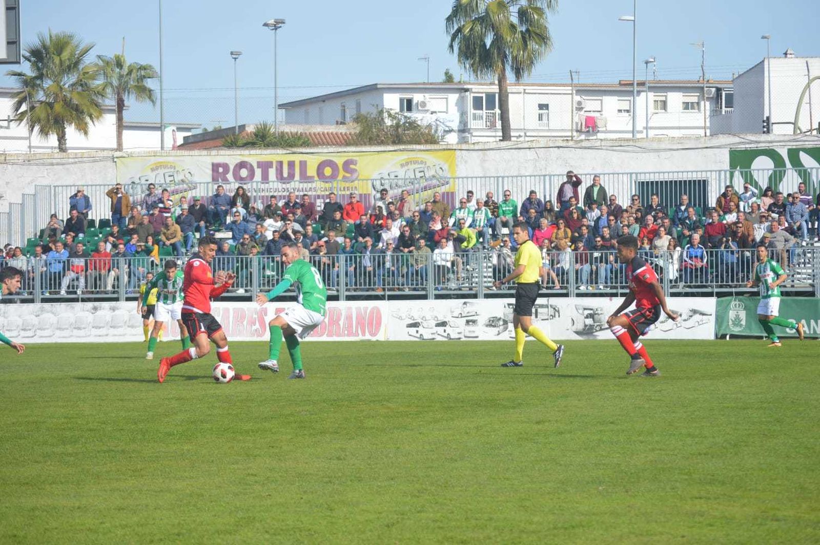 Abel Gómez, tratando de frenar el avance de un contrario en el partido de esta mañana.
