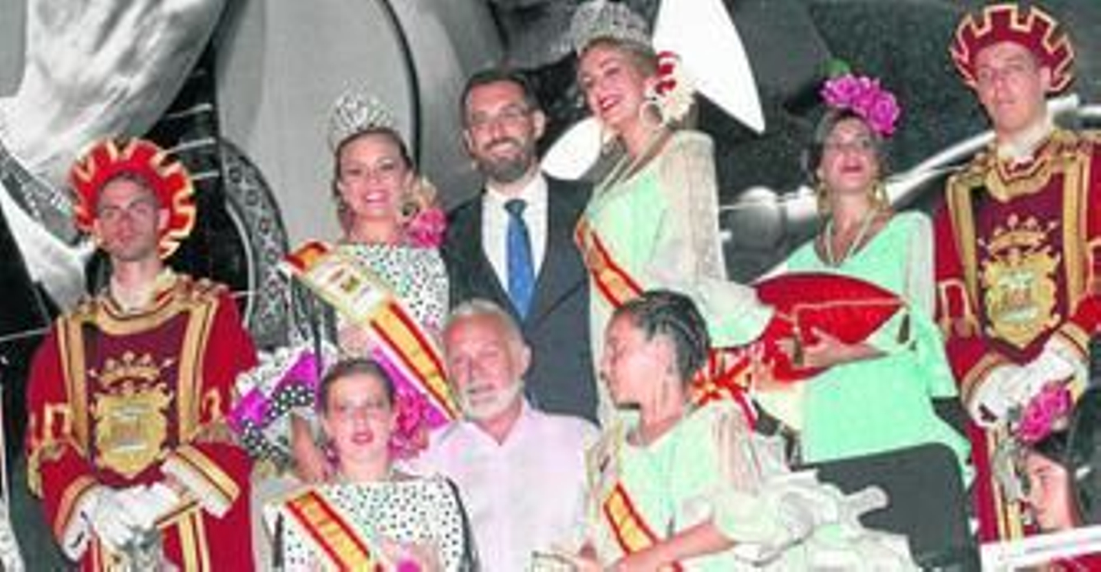 El alcalde, Juan Franco, entre las reinas de este año, Anabel Núñez y Amara García (izquierda), y las del año pasado, Paula Martínez y Diana Quiñones.