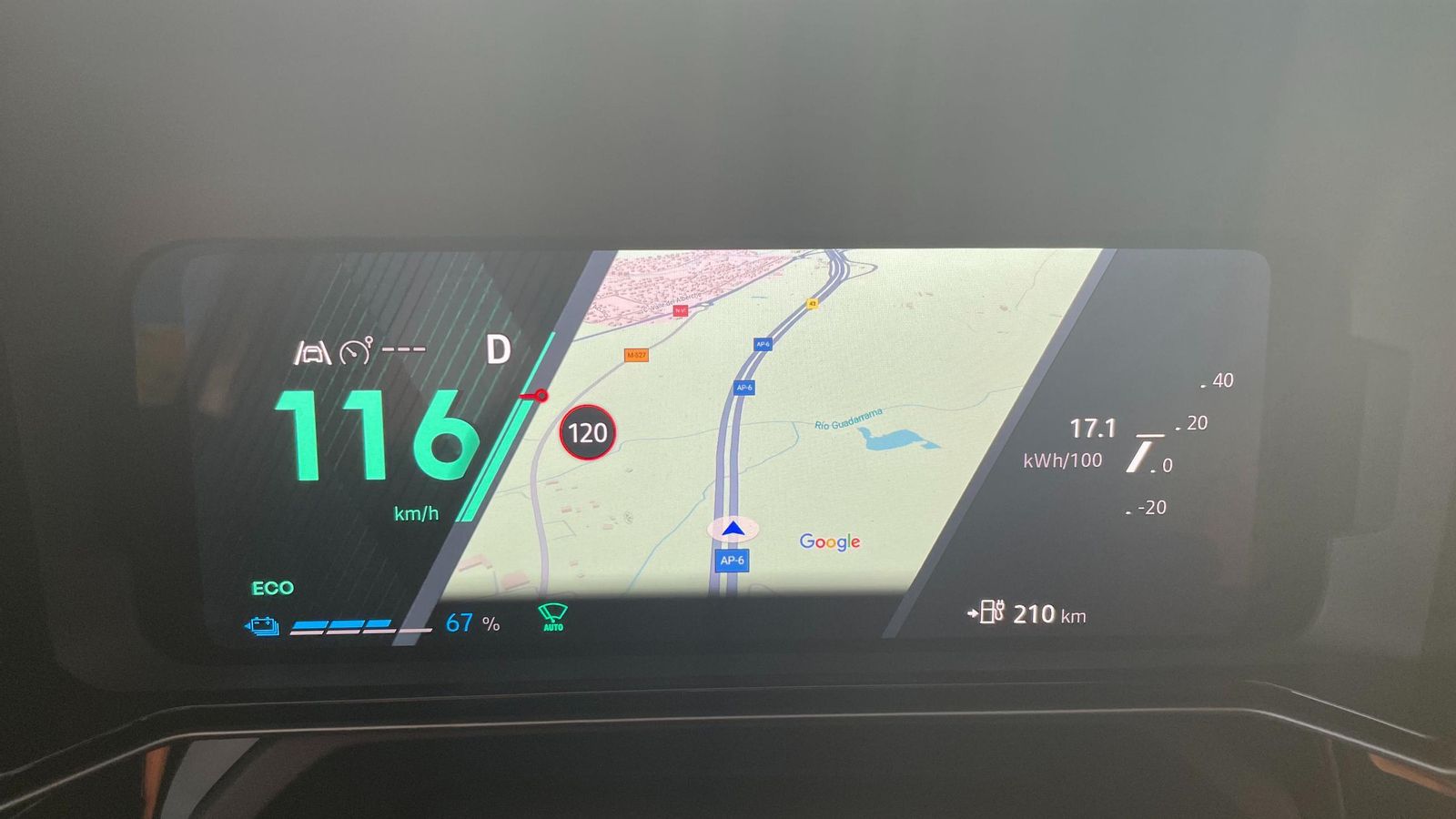 El consumo, sin necesidad de ser muy exigente con él, tiende a ser alto. Una buena media rondaría los 15-17 kWh/100 km.