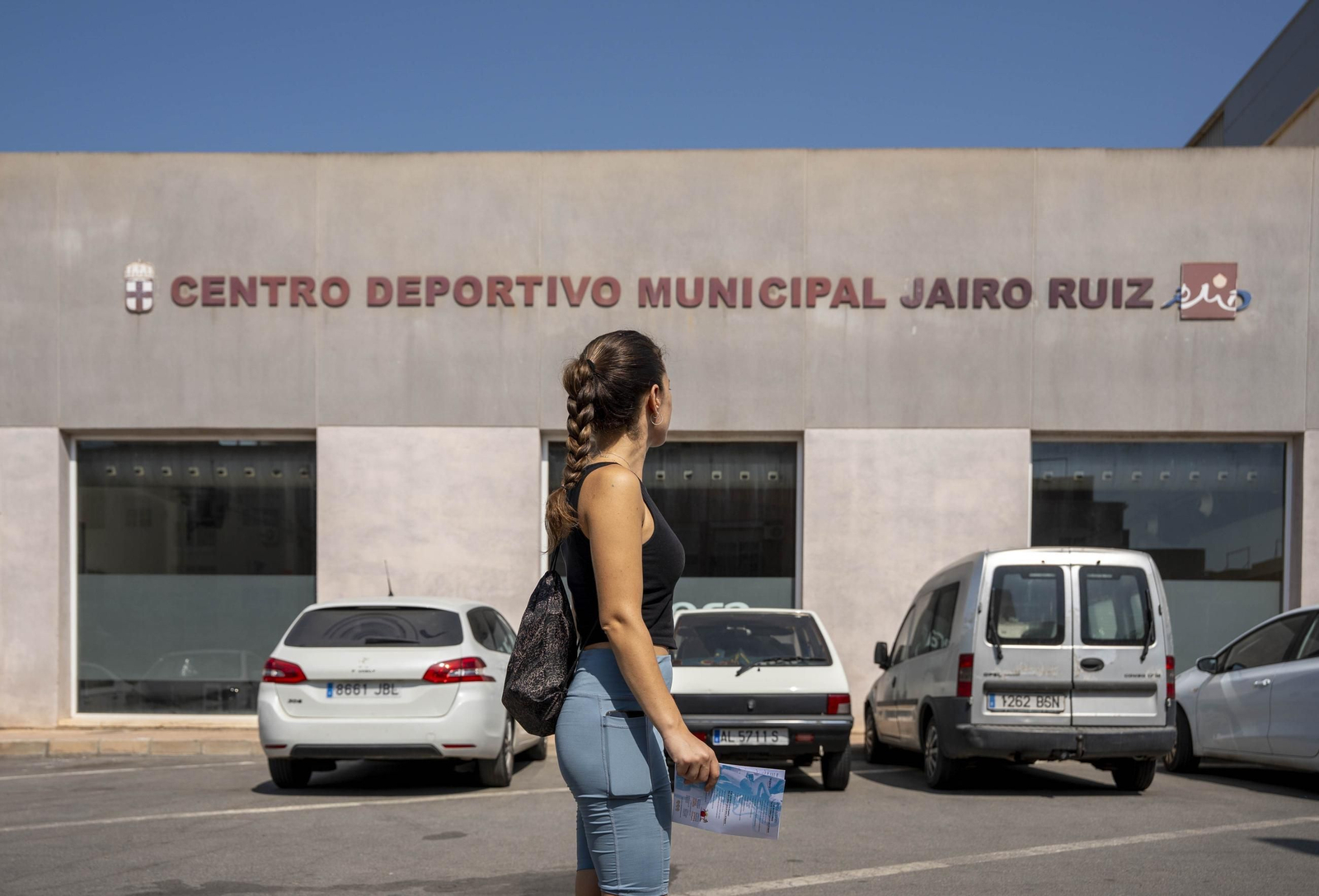 Una joven a las puertas del Jairo Ruiz, en el barrio de Los Ángeles.