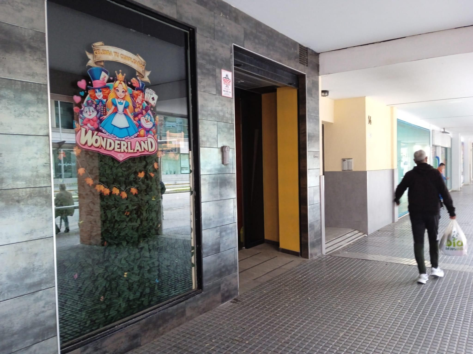 El local que ocupará Wonderland en la avenida Las Cortes, anunciándose ya el negocio.
