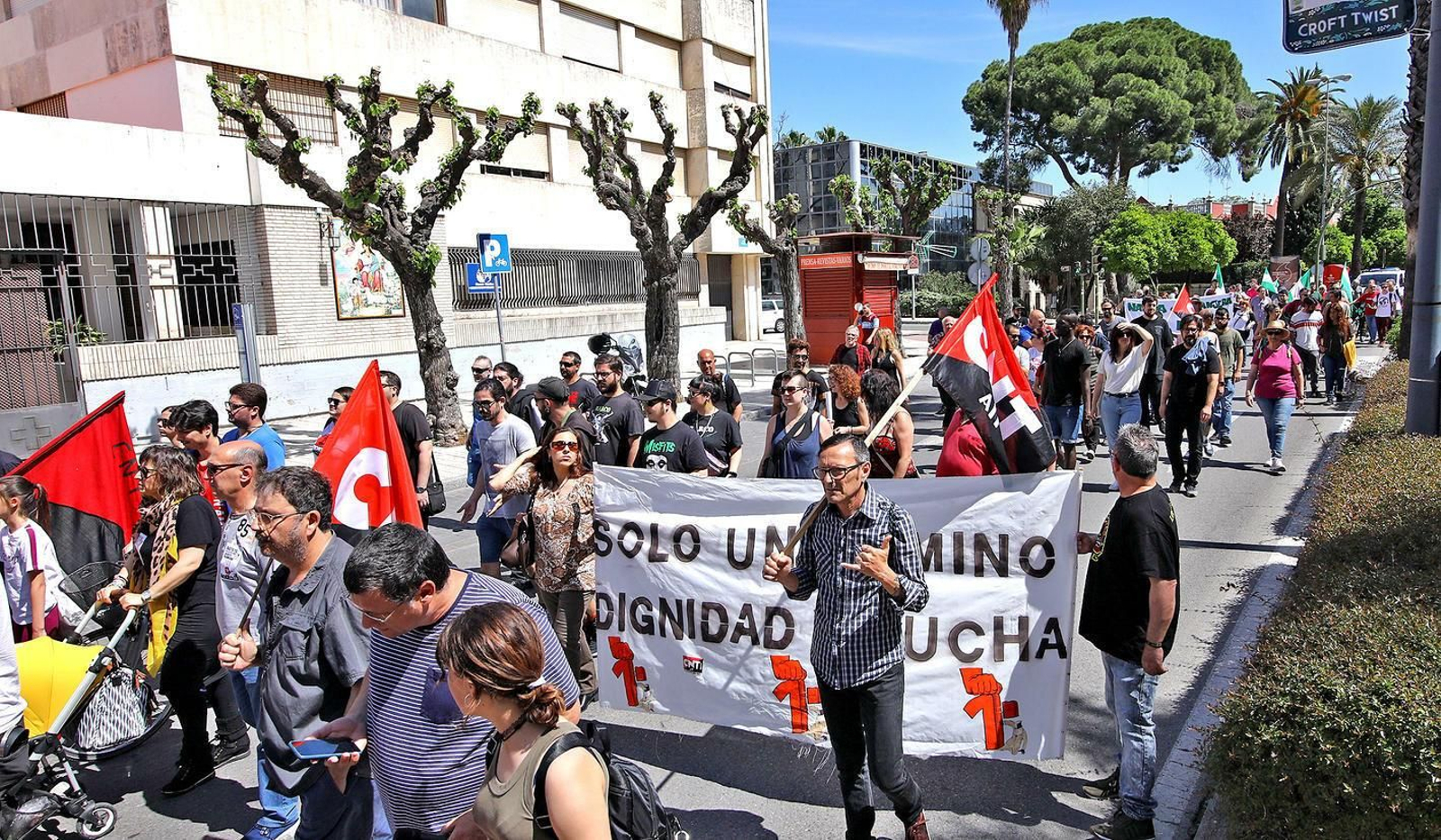 Un momento del transcurso de la marcha por la calle Sevilla.