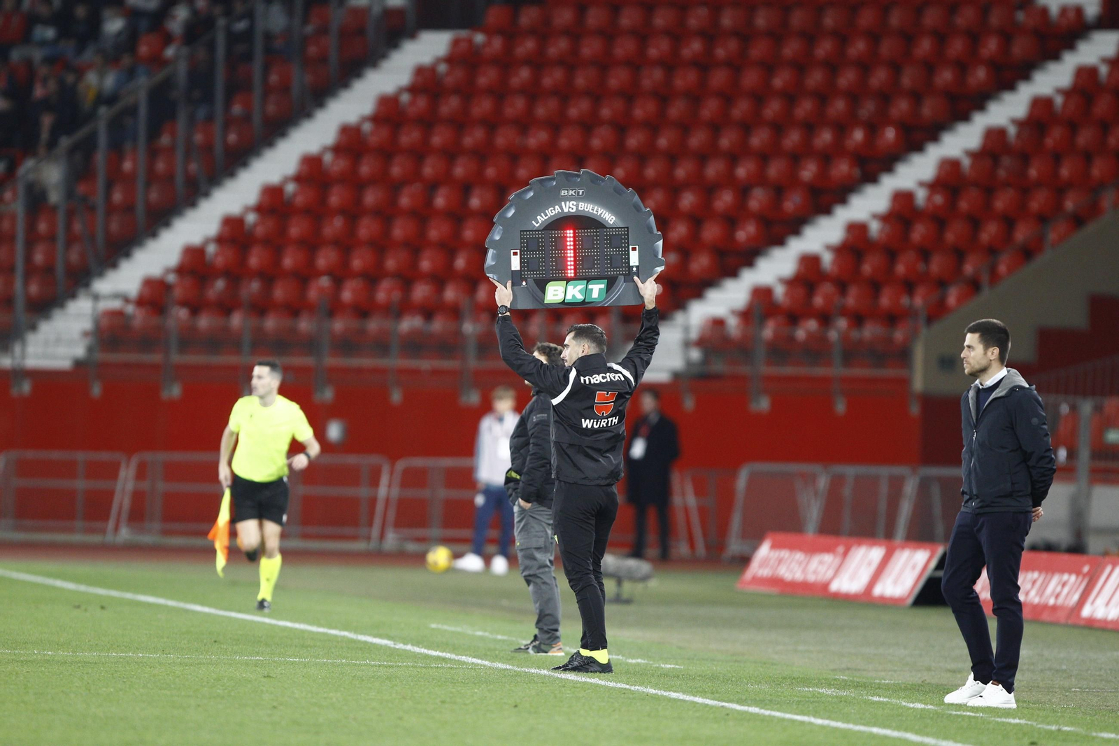 La U.D. Almería se impone por 1-0 al C.D. Mirandés y alcanza la segunda plaza, en imágenes