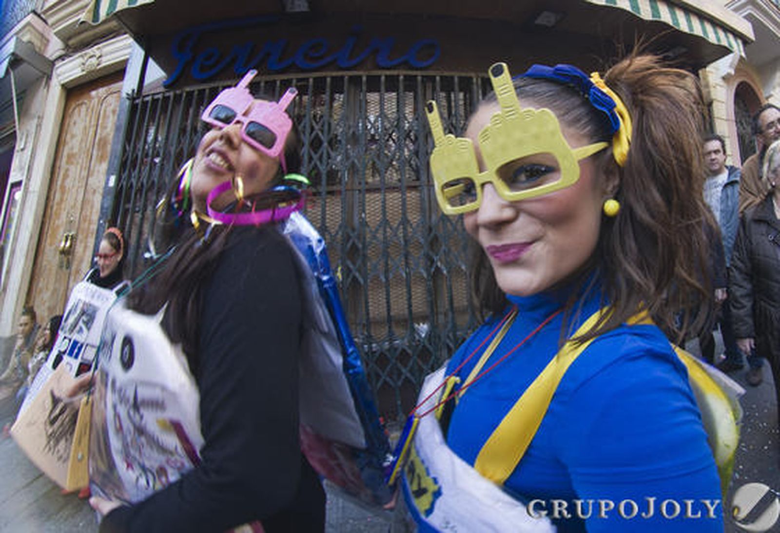 Las calles se llenan de agrupaciones oficiales e ilegales que reciben el aplauso de aficionados que logran disfrutar de una fiesta menos concurrida que la del domingo

Foto: Julio Gonzalez